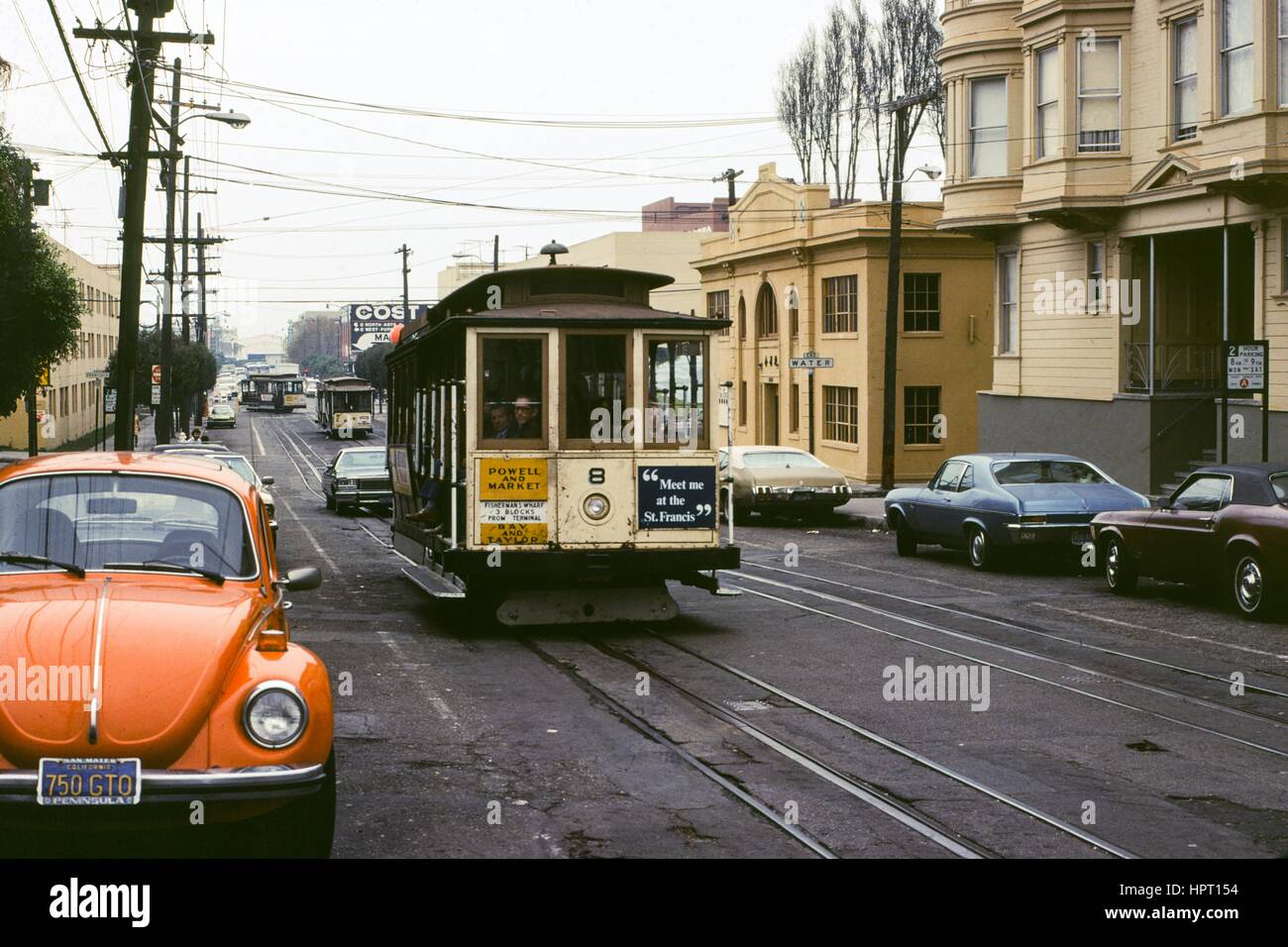 Vista guardando verso nord sulla Taylor Street vicino a Water Street di Powell e cavo del mercato auto passato viaggio automobili parcheggiate, compresa una Volkswagen maggiolino, in spiaggia Nord quartiere di San Francisco, California, 1978. Foto Stock