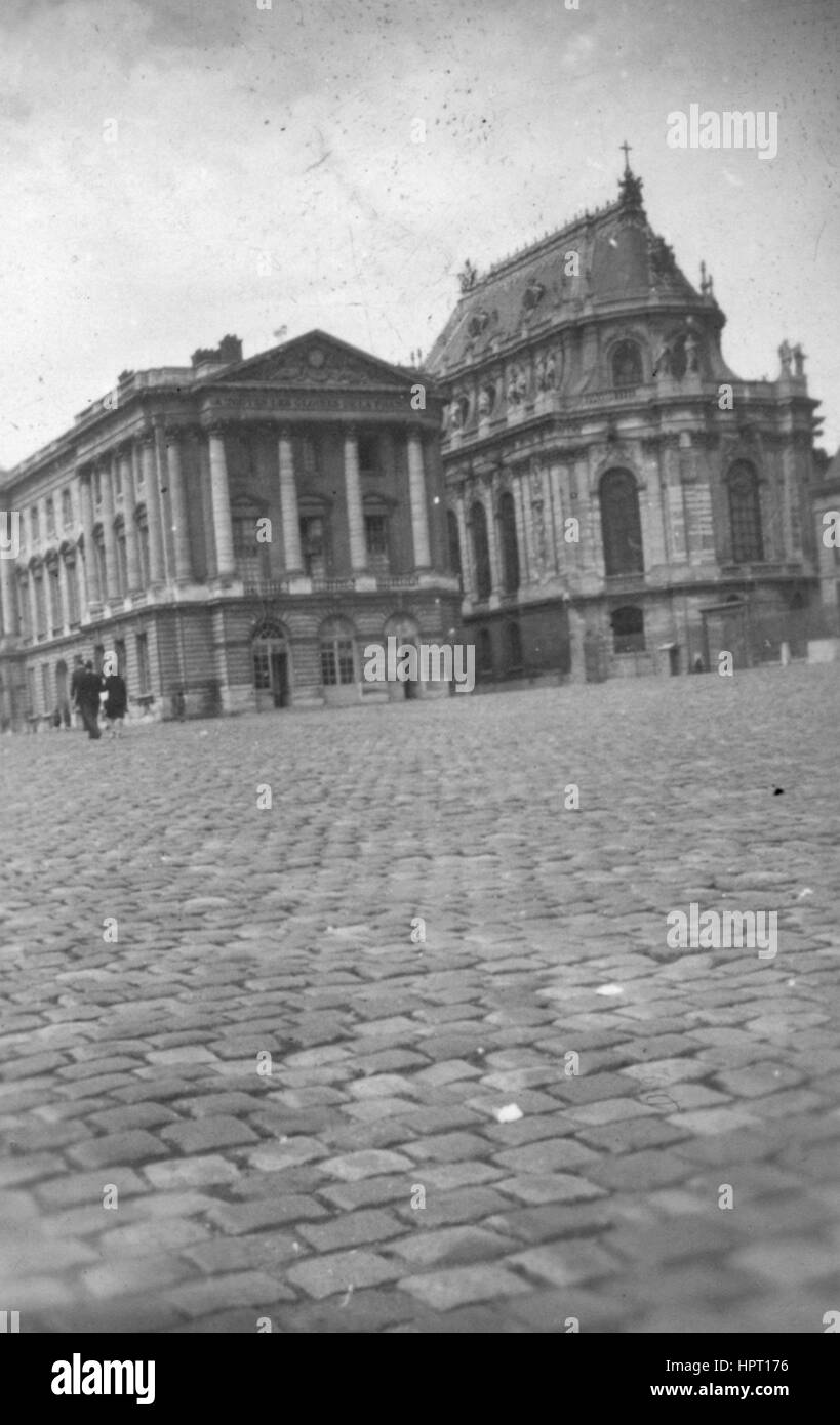 Immagine Snapshot del plaza presso il palazzo di Versaille, con un piccolo gruppo di turisti visibile, Versaille, Francia, 1930. Foto Stock