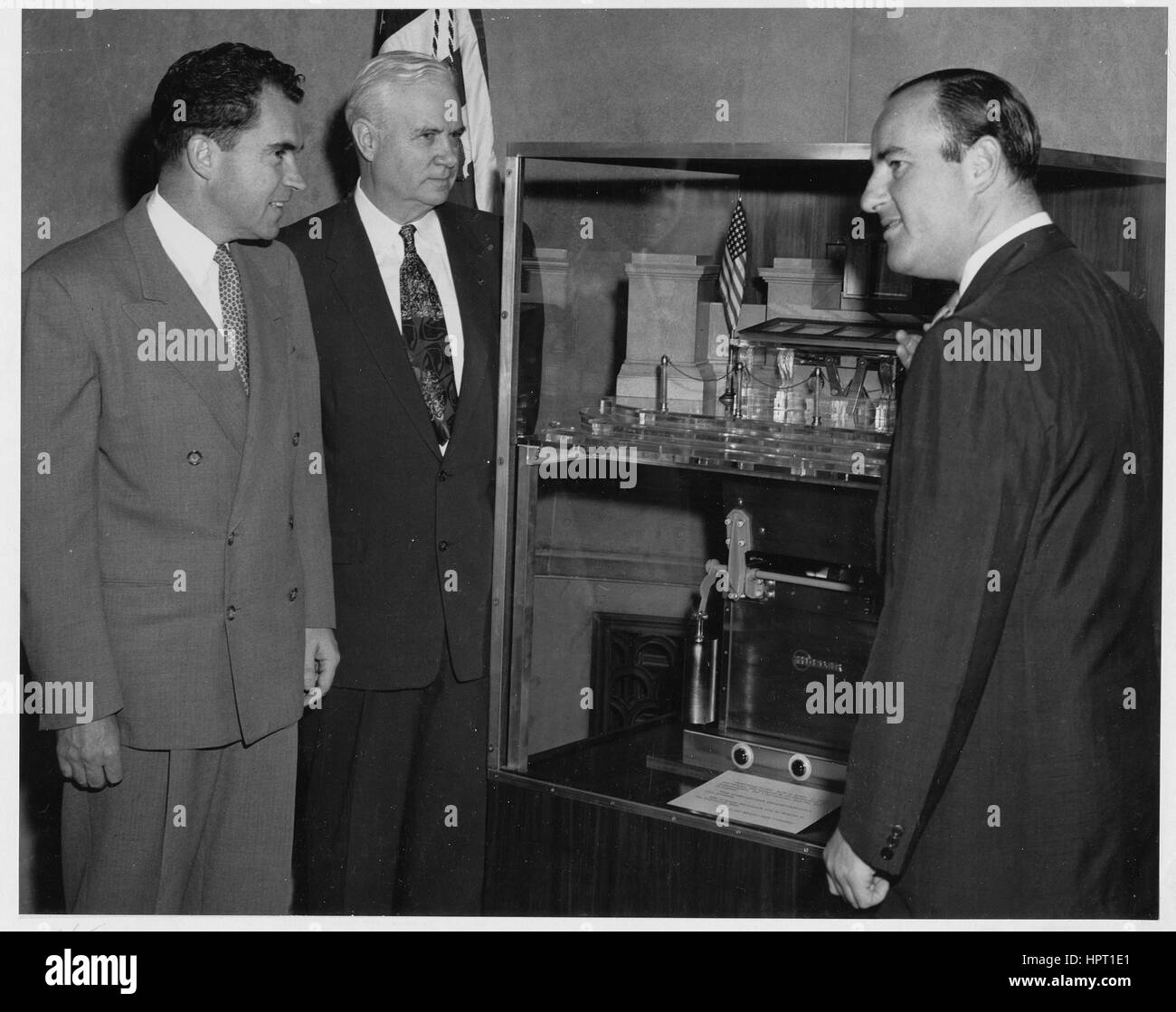 Vice presidente Richard Nixon (sinistra), il senatore John W. Bricker (centro), e il sig. Mosler (a destra) la Mosler di sicuro azienda guardare una vetrina contenente un modello in scala del santuario e cassetta di sicurezza presso gli archivi nazionali, Washington DC, 29 giugno 1954. Foto Stock