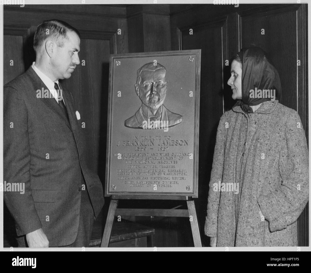 Francesco Christie Elwell Jameson e la sig.ra John Jack, childrem di historian prominente J. Franklin Jameson visualizza una targa in onore del loro padre, 1954. Foto Stock