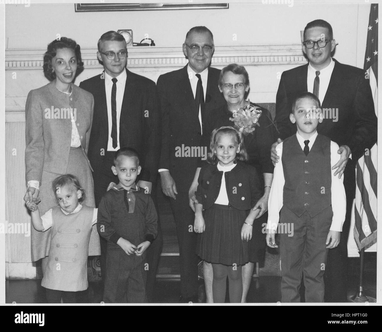 La famiglia del dottor Robert H. Bahmer (bancata posteriore, centro) si raccoglie nella parte anteriore di un mantello ad una festa per celebrare la sua nomina come archivista, 1966. Foto Stock