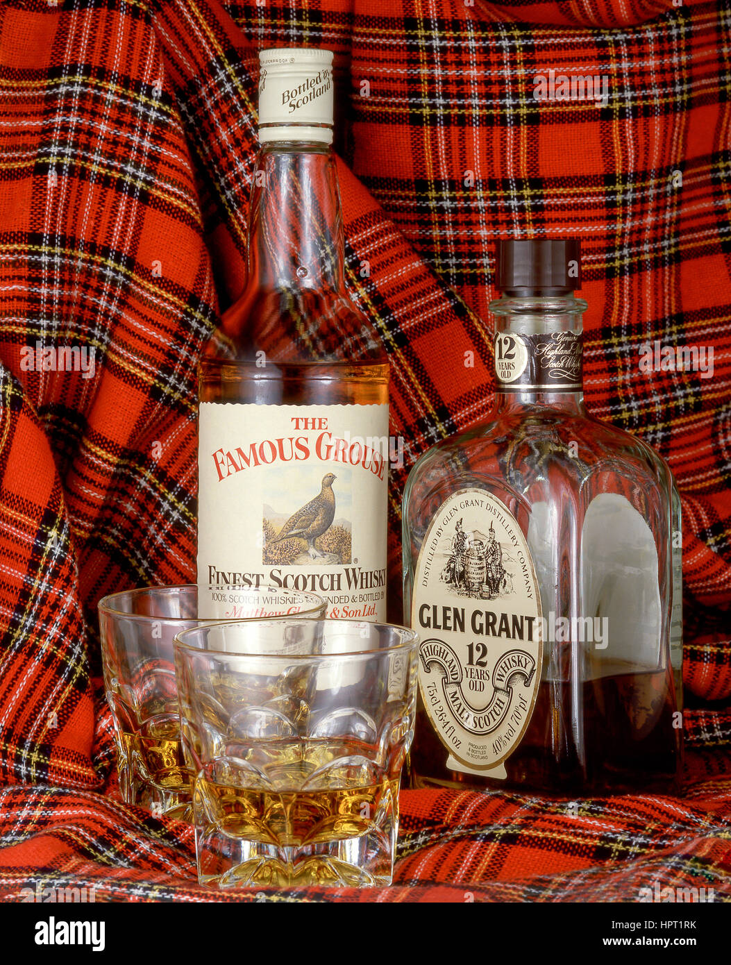 Bottiglie di whisky scozzese con gli occhiali, Inverness, Highlands scozzesi, Scotland, Regno Unito Foto Stock