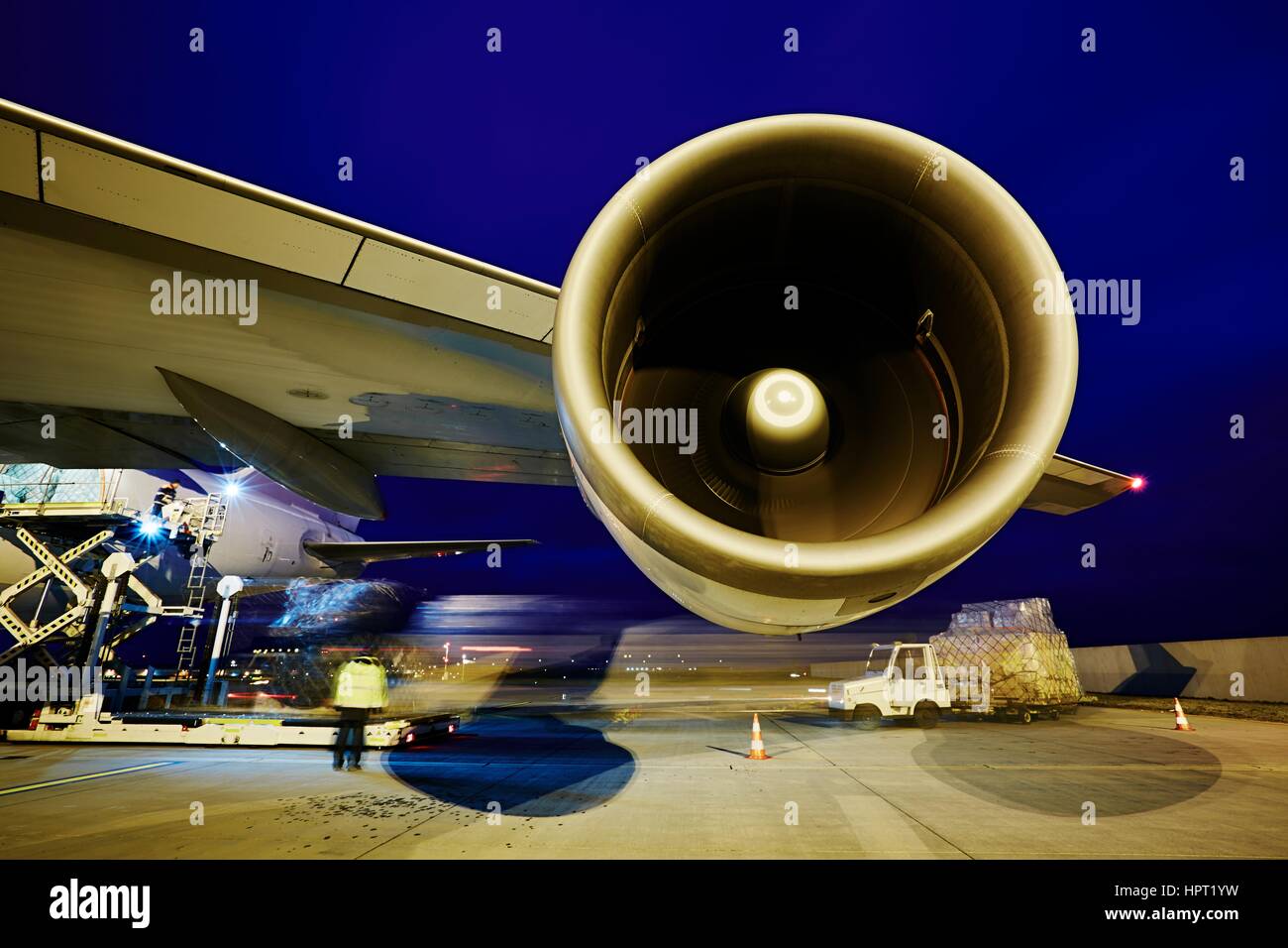 Caricamento di cargo per il trasporto aereo. Foto Stock
