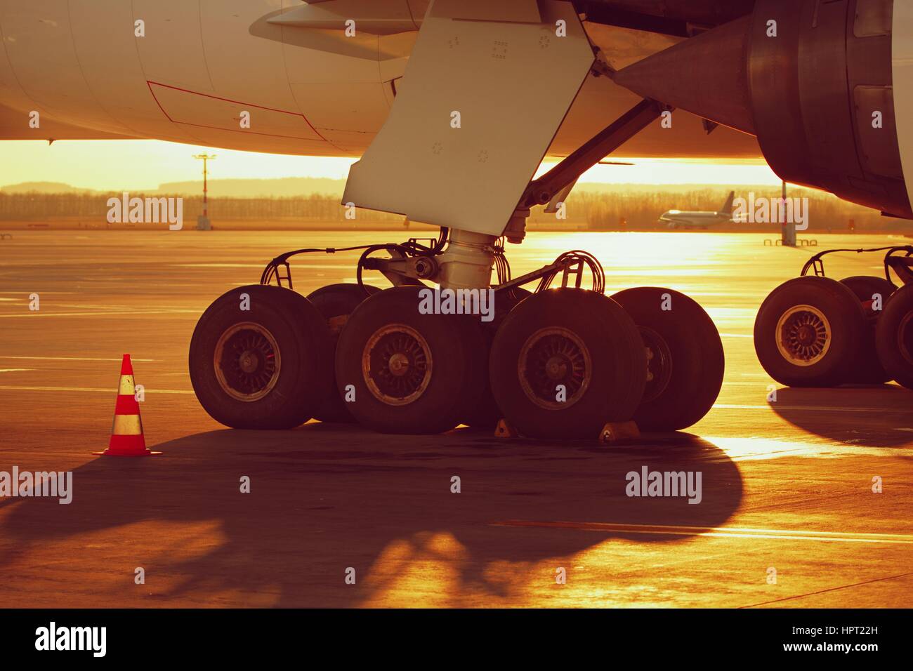 Il sottocarro del grande aereo al tramonto Foto Stock
