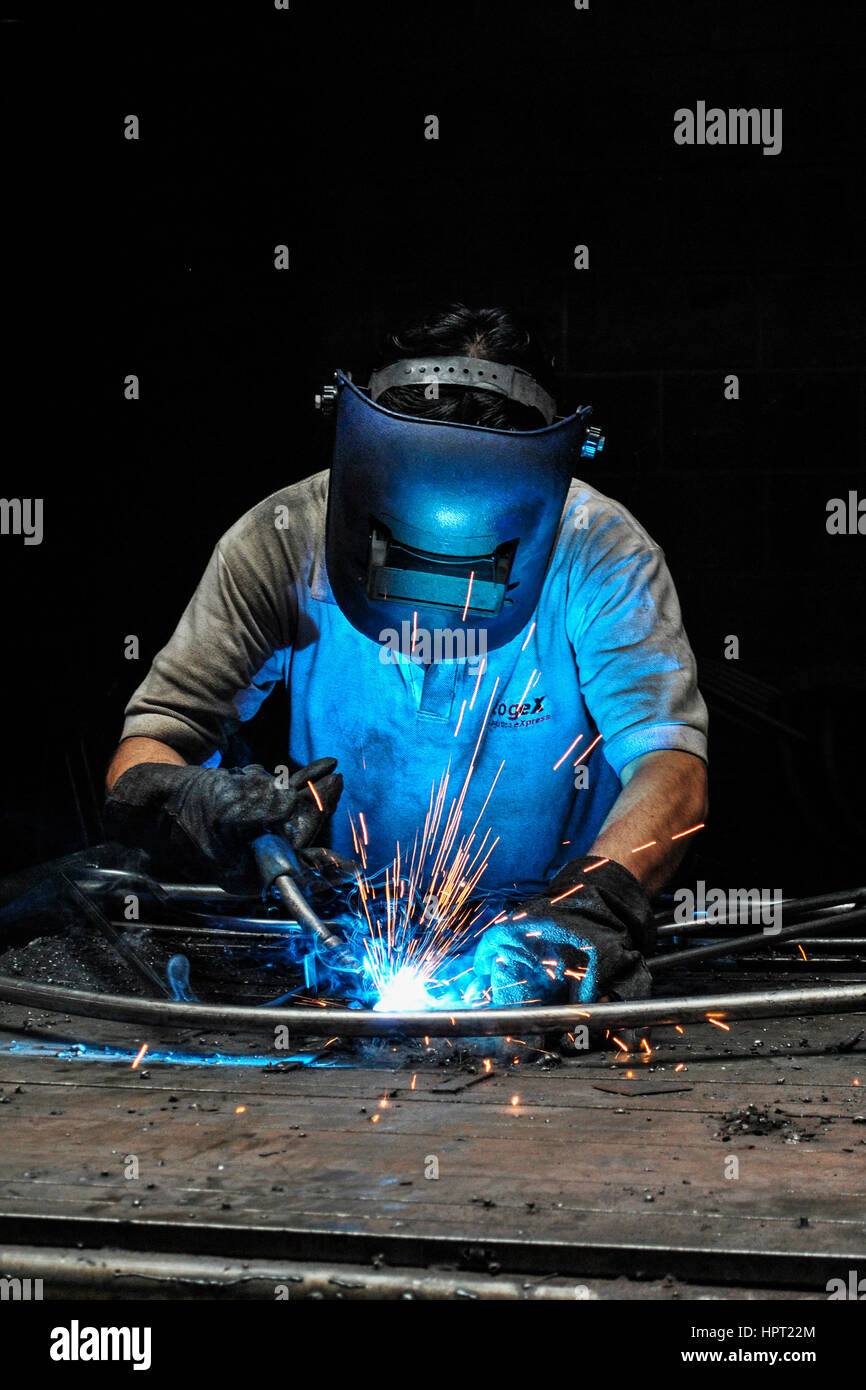 Saldatore. Industria metallurgica. Guayaquil. Ecuador Foto Stock