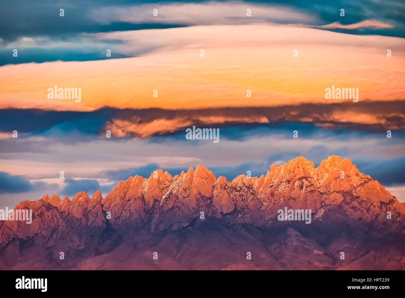 Nube lenticolare su organo picchi Mountain-Desert monumento nazionale, Nuovo Messico. Formata da l'Ordine esecutivo del Presidente Obama. Foto Stock