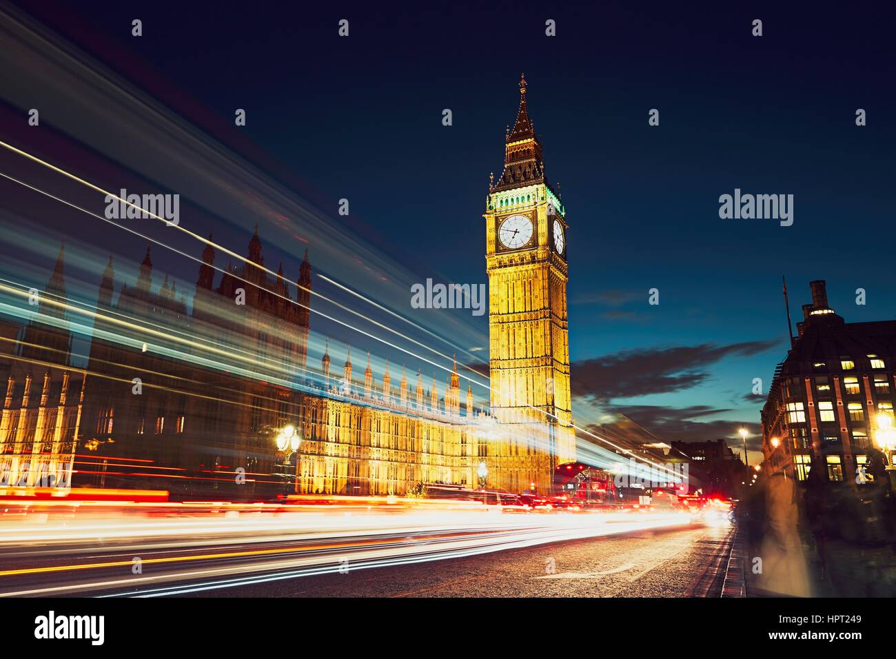 Sentieri di luce sul Westminster Bridge dopo il tramonto. Il Big Ben e il Parlamento di Londra e del Regno Unito di Gran Bretagna e Northern Irela Foto Stock