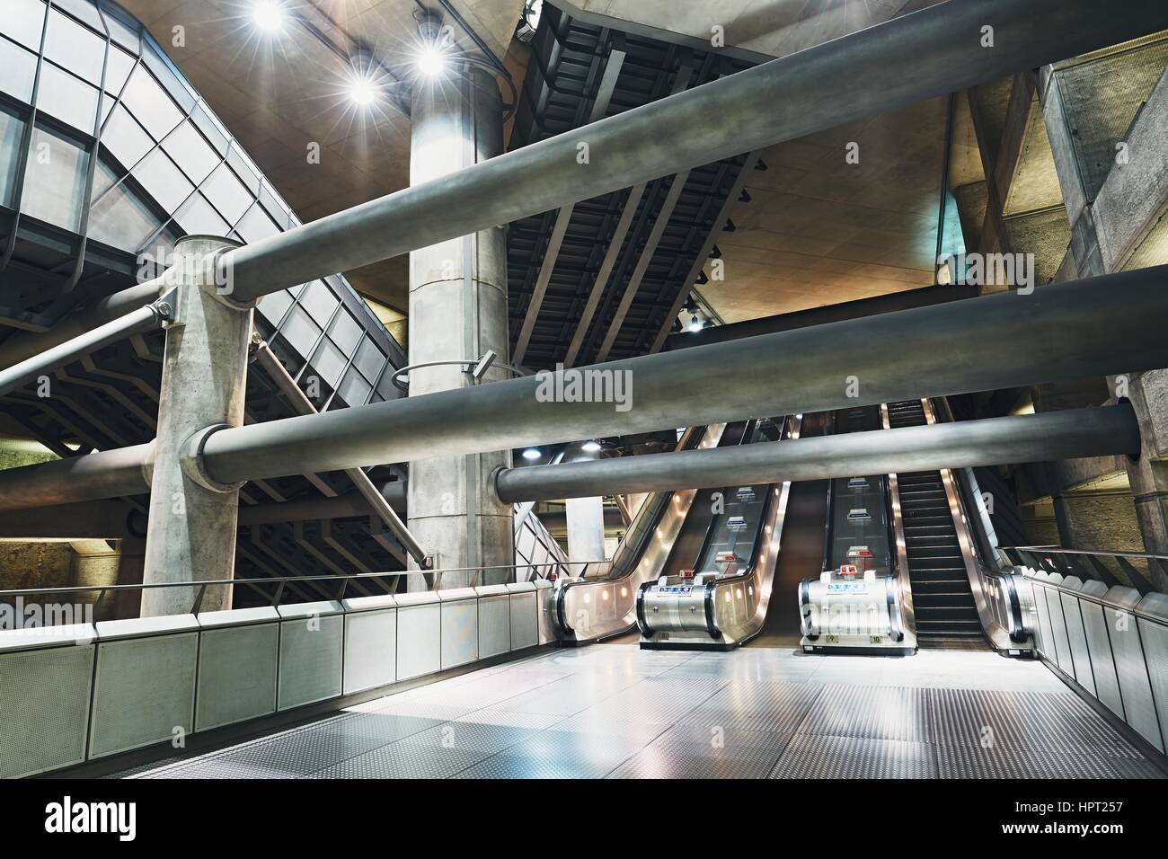 Vestibolo futuristica Stazione della metropolitana. La stazione di Westminster, Londra, Regno Unito di Gran Bretagna e Irlanda del Nord Foto Stock