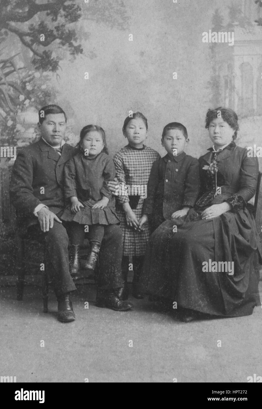 Ritratto fotografico della famiglia a nastro, tra cui Giuseppe nastro, Emily nastro, Frank nastro, nastro Mamie e Maria di nastro, 1884. In La Corte Suprema della California ha caso Tape v Hurley, il nastro famiglia ha vinto il diritto per la loro figlia Mamie a frequentare la scuola pubblica, che era uno dei principali diritti civili vittoria per il cinese American immigrati, San Francisco, California. Foto Stock