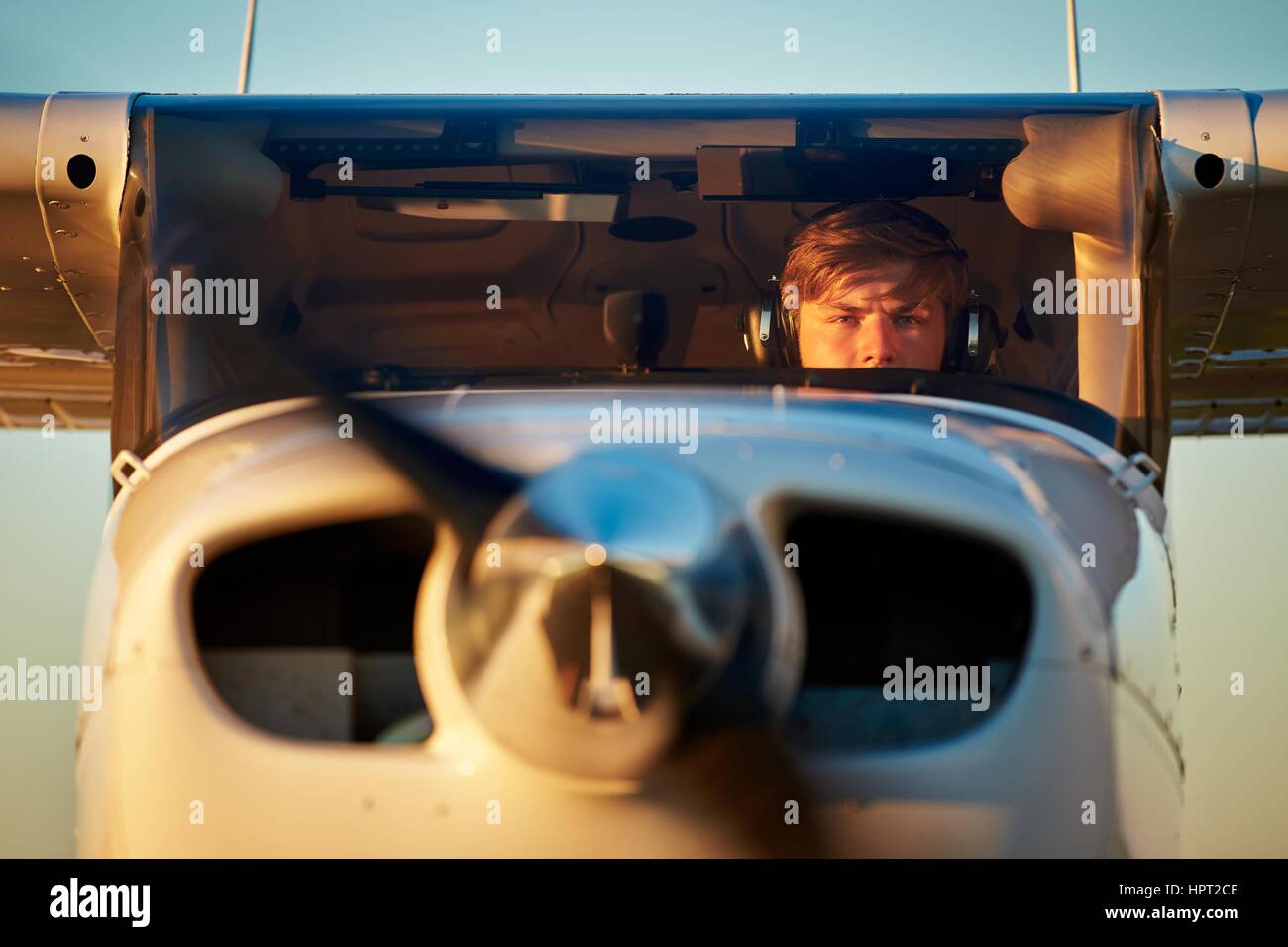 Giovane pilota si sta preparando per il decollo con aereo privato. Foto Stock