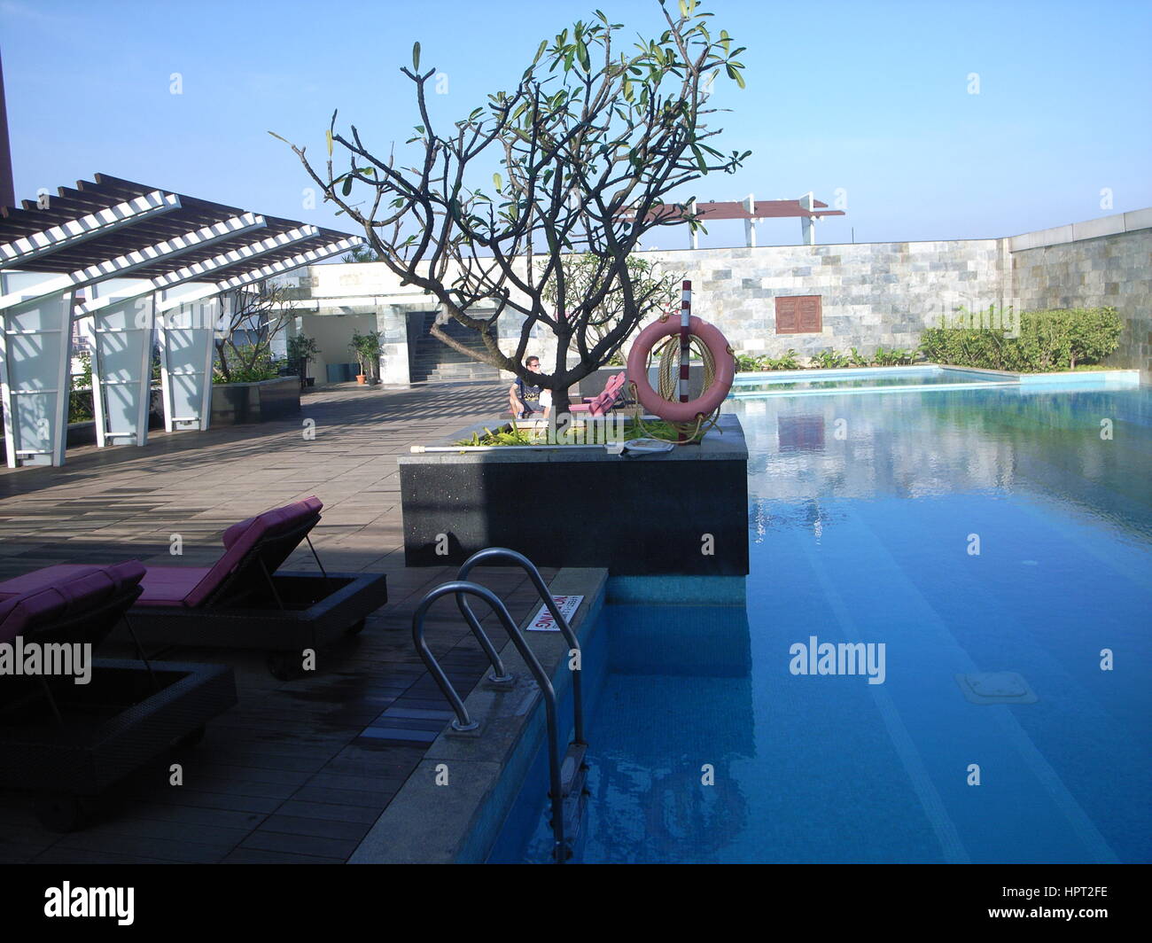 Vista di Bangalore dalla piscina sul tetto del Crowne Plaza hotel Foto Stock