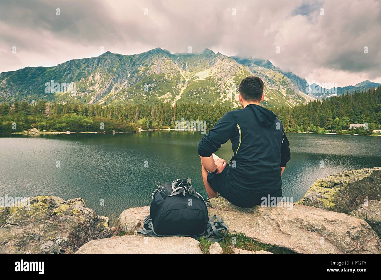 Giovani viaggiatori è rilassante in montagna Foto Stock