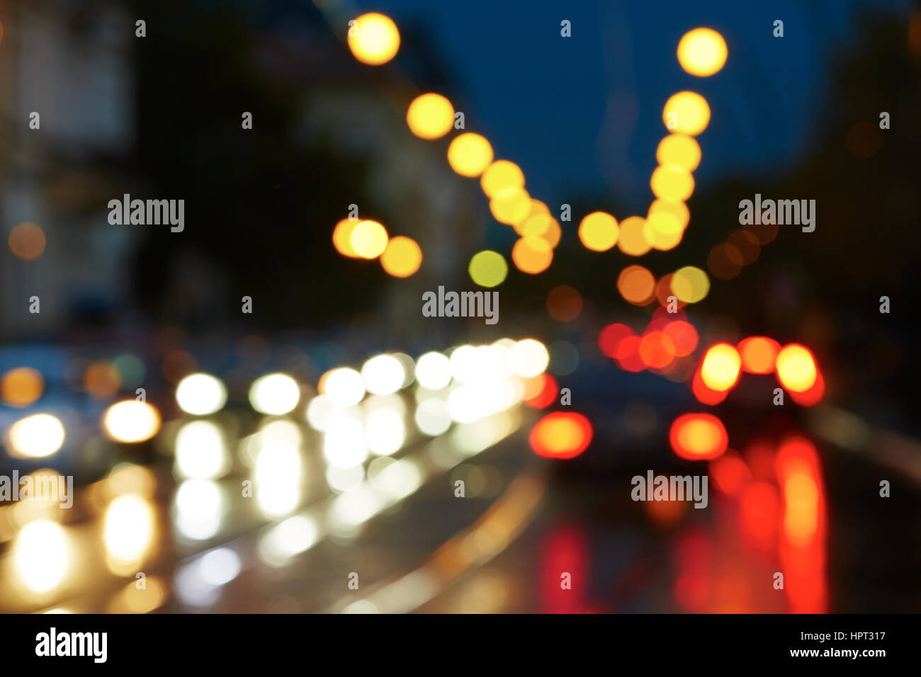 Di notte le luci del traffico della città Foto Stock