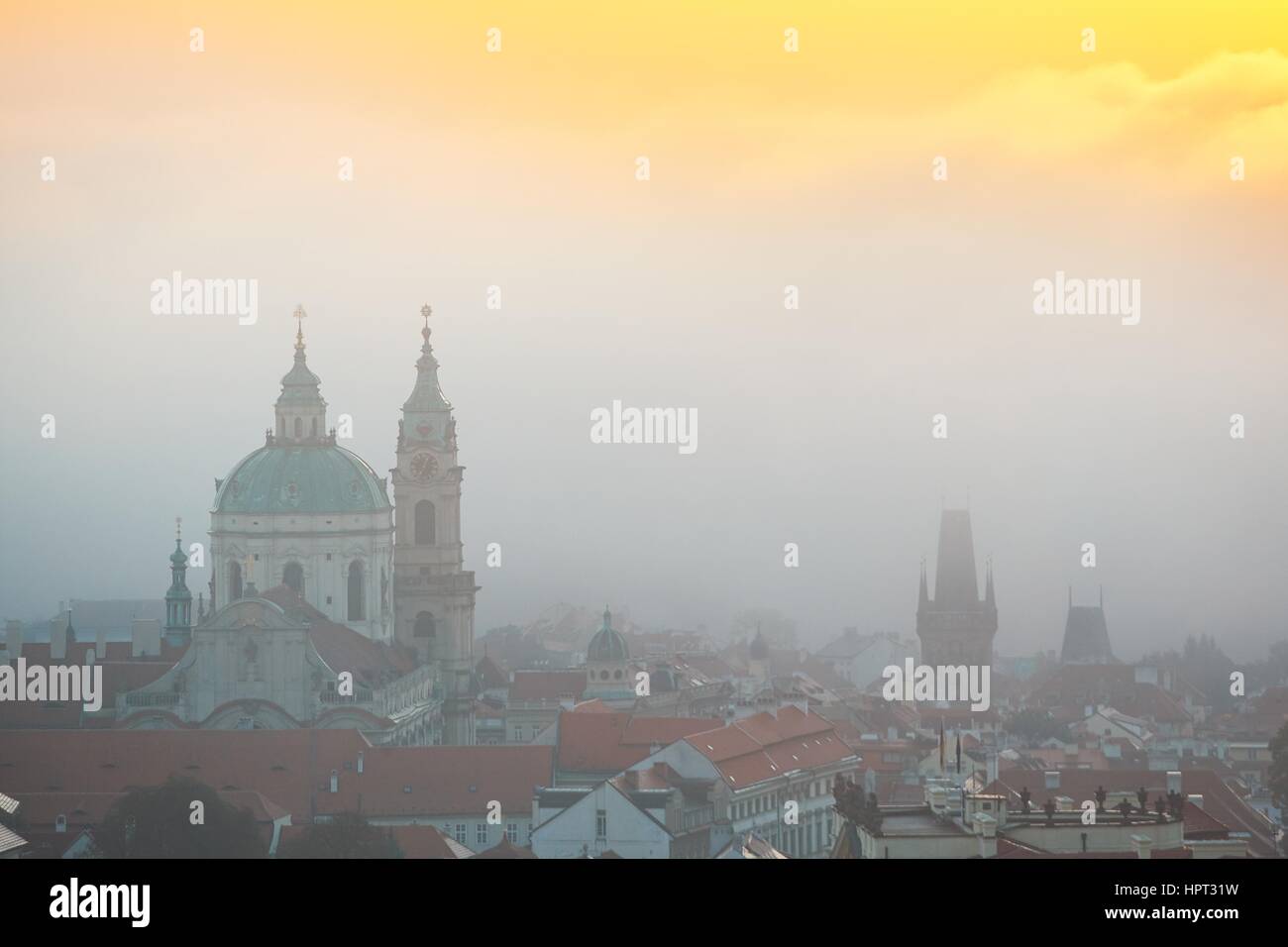 In autunno la mattina in città. Praga sotto una fitta nebbia. Repubblica ceca. Foto Stock