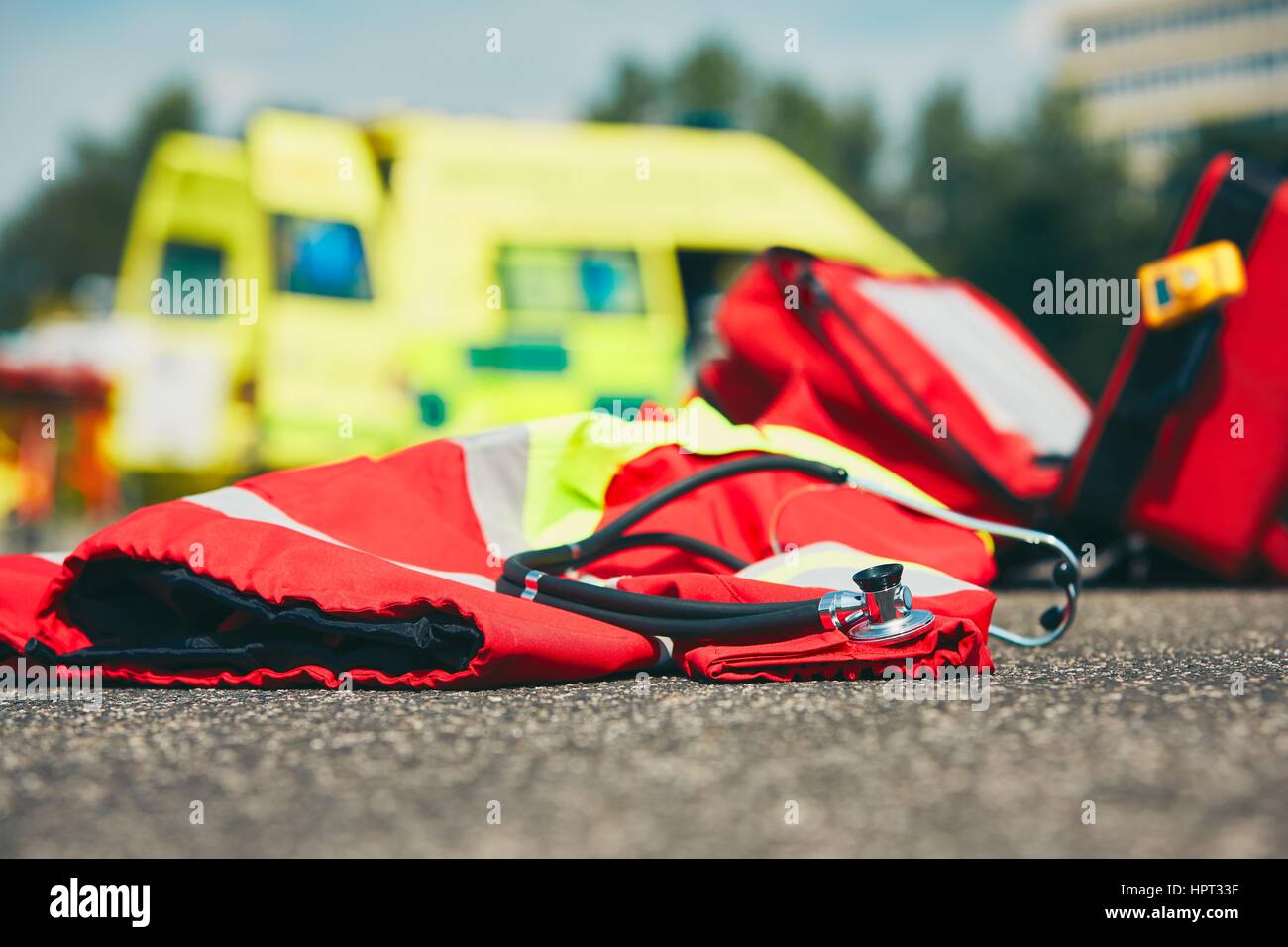 Ambulanza, stetoscopio e uniforme del medico il servizio di emergenza medica - messa a fuoco selettiva Foto Stock