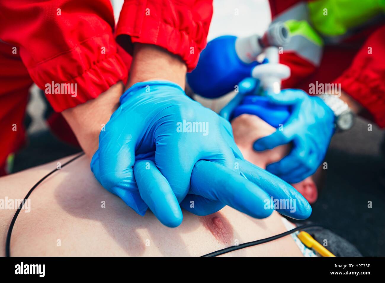 La rianimazione cardiopolmonare. Squadra di salvataggio (medico e paramedico) resuscita l uomo sulla strada. Foto Stock