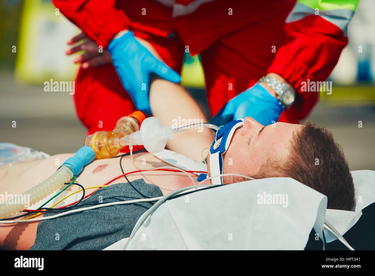 Paramedic preparazione del paziente dopo la rianimazione per il trasporto in ospedale. Foto Stock