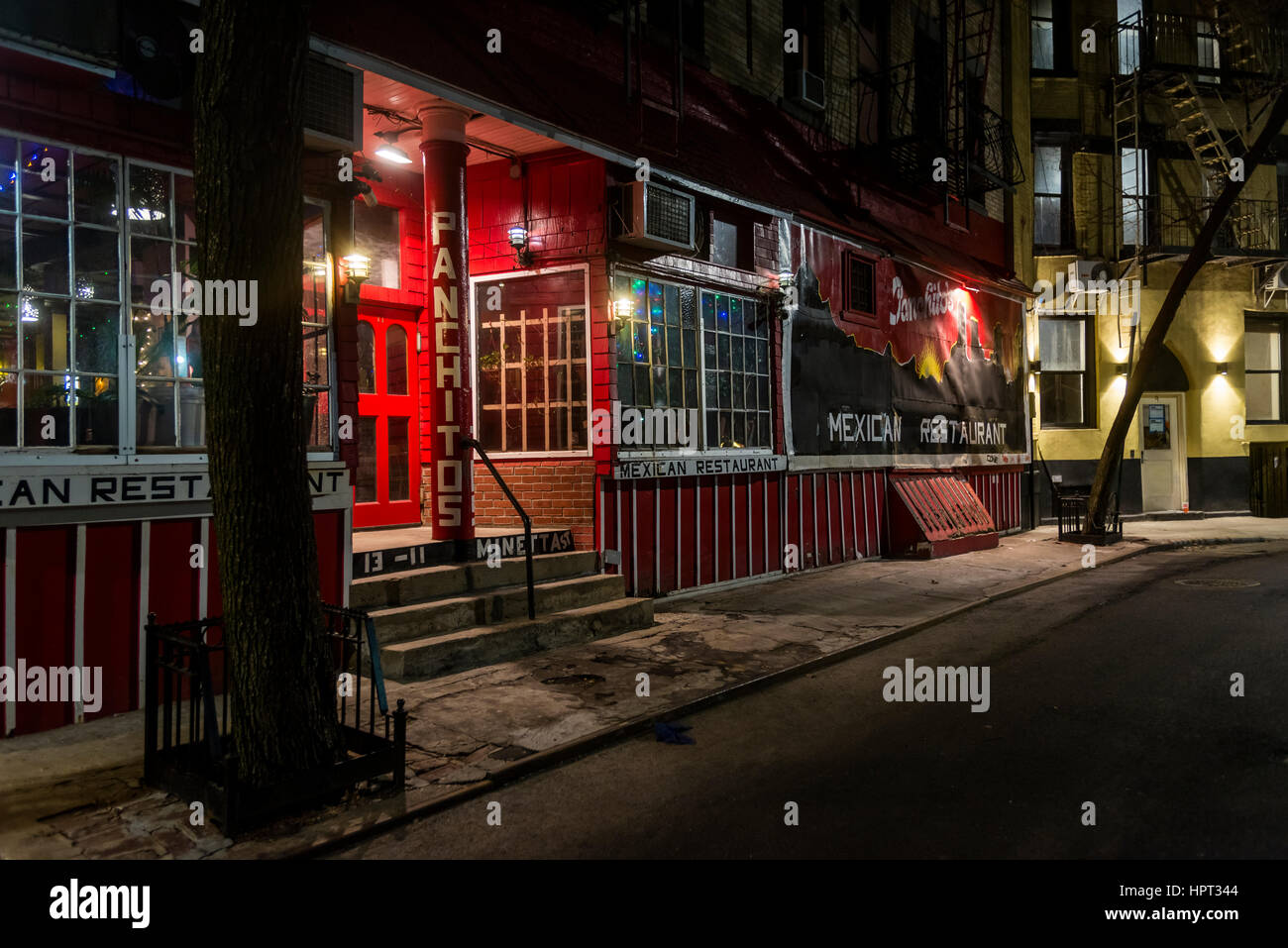 24 Febbraio 2017 - l'entrata posteriore di Panchitos sulla struttura Minetta Street nel Greenwich Village. Questa è la posizione originale del Grasso nero Pussycat dove secondo la leggenda Bob Dylan ha scritto la canzone Blowin nel vento. Foto Stock