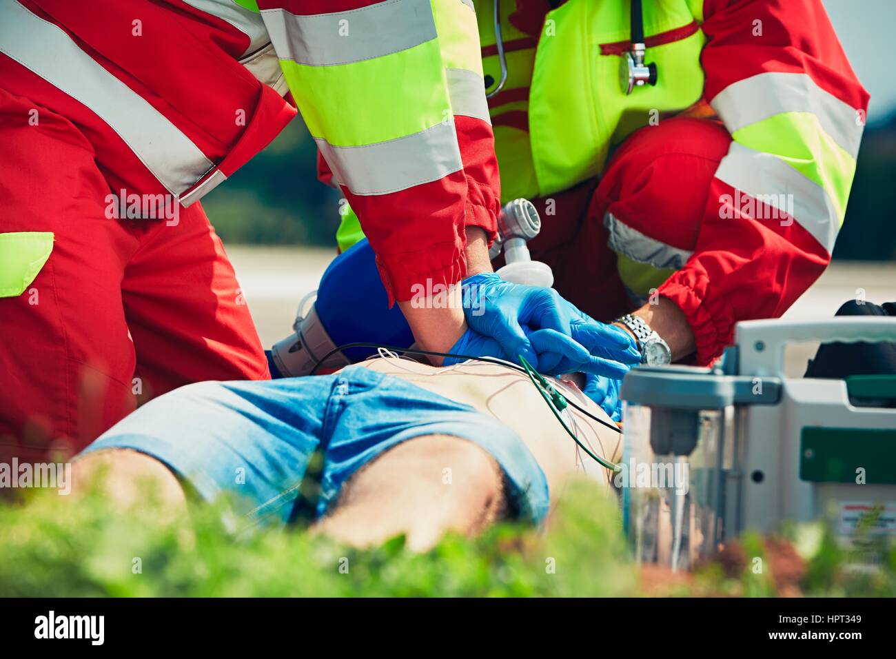 La rianimazione cardiopolmonare. Squadra di salvataggio (medico e paramedico) resuscita l uomo sulla strada. Foto Stock