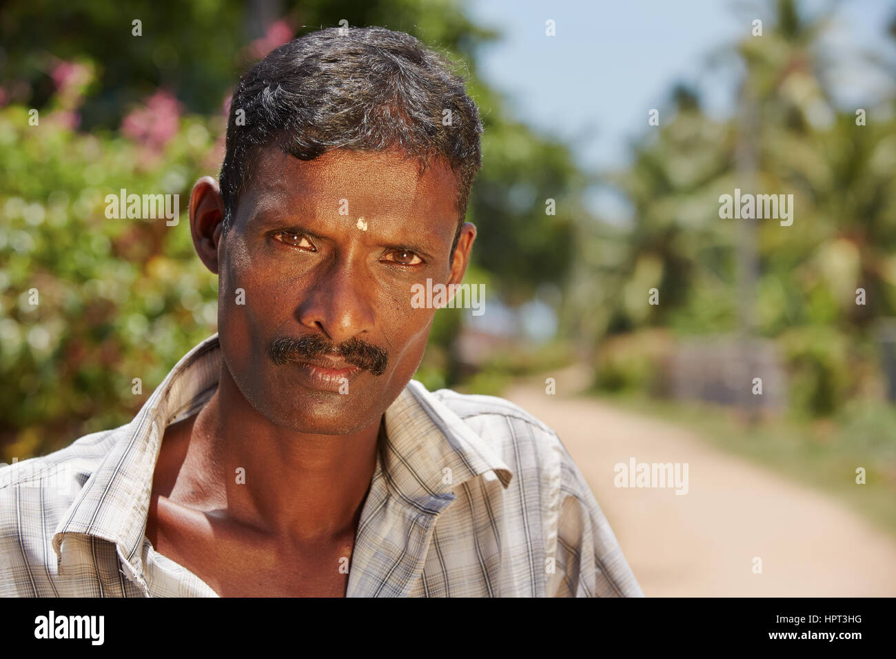 Ritratto di uomo sulla strada del villaggio - Sri Lanka Foto Stock