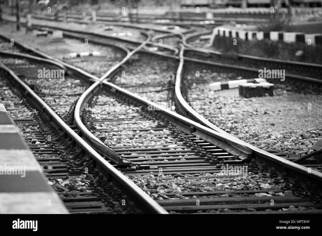 Ferrovia passaggio a livello strada segno senza barriera o porta avanti la strada, guardatevi del treno di segnaletica stradale, cartello stradale in pole Foto stock