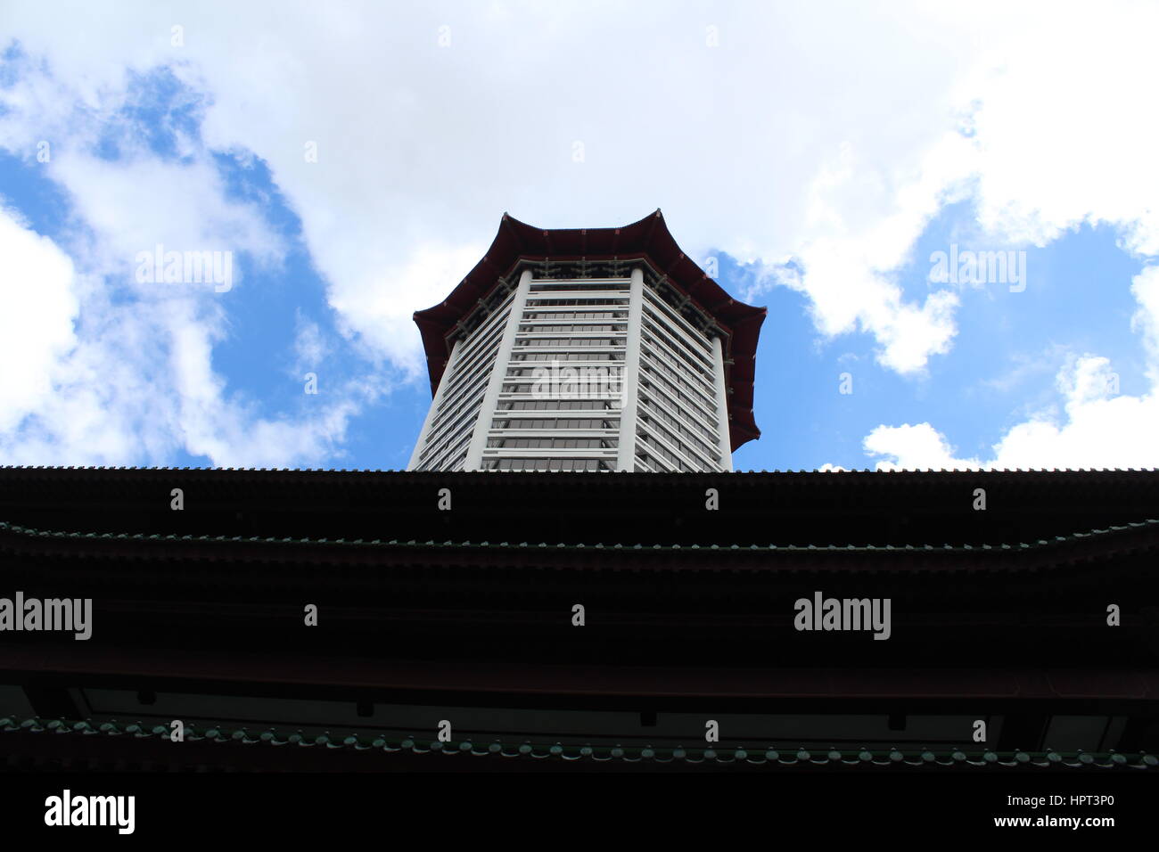 Bassa angolazione di una pagoda a Singapore Foto Stock