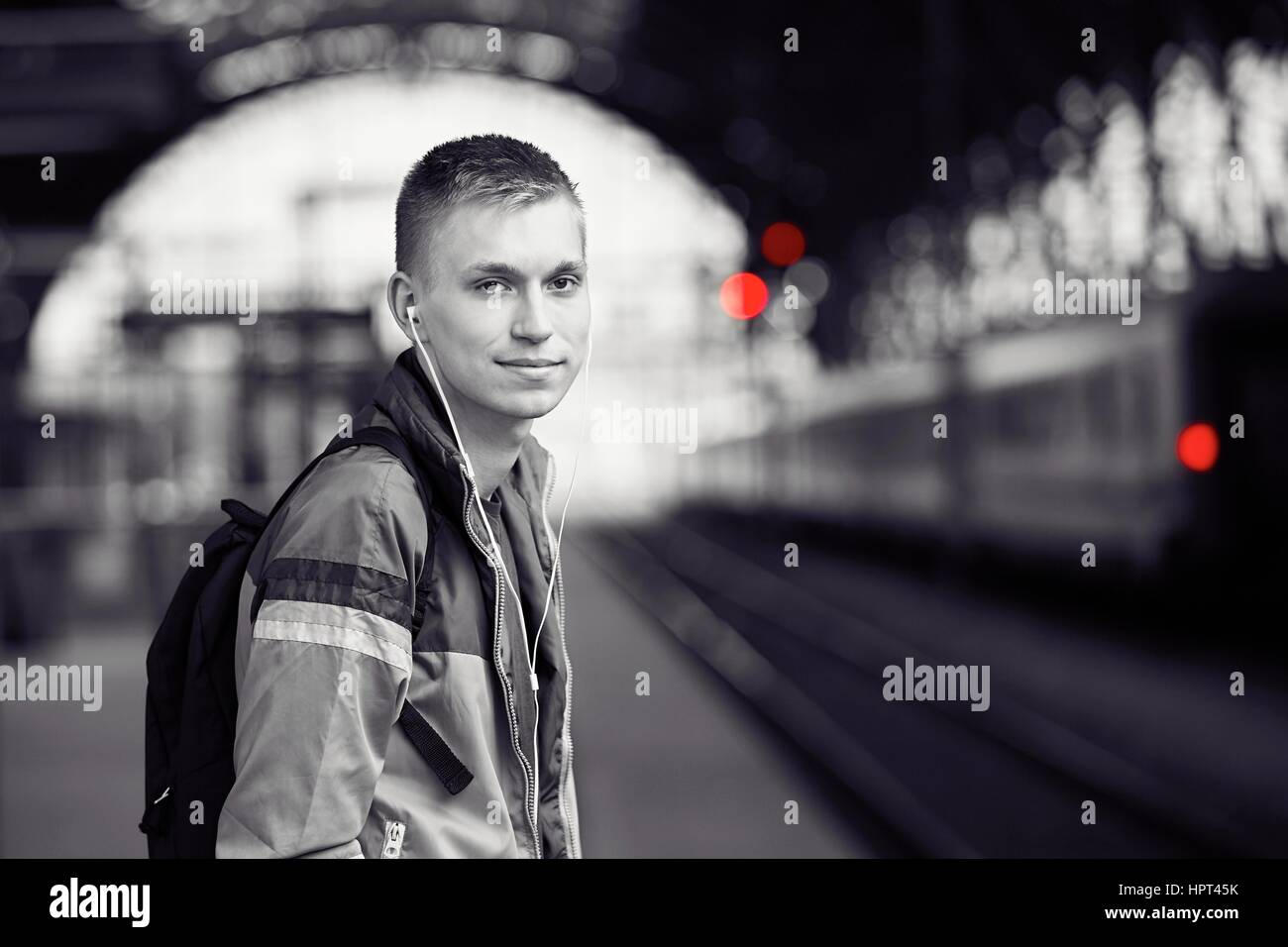Giovani viaggiatori è in attesa presso la stazione ferroviaria Foto Stock