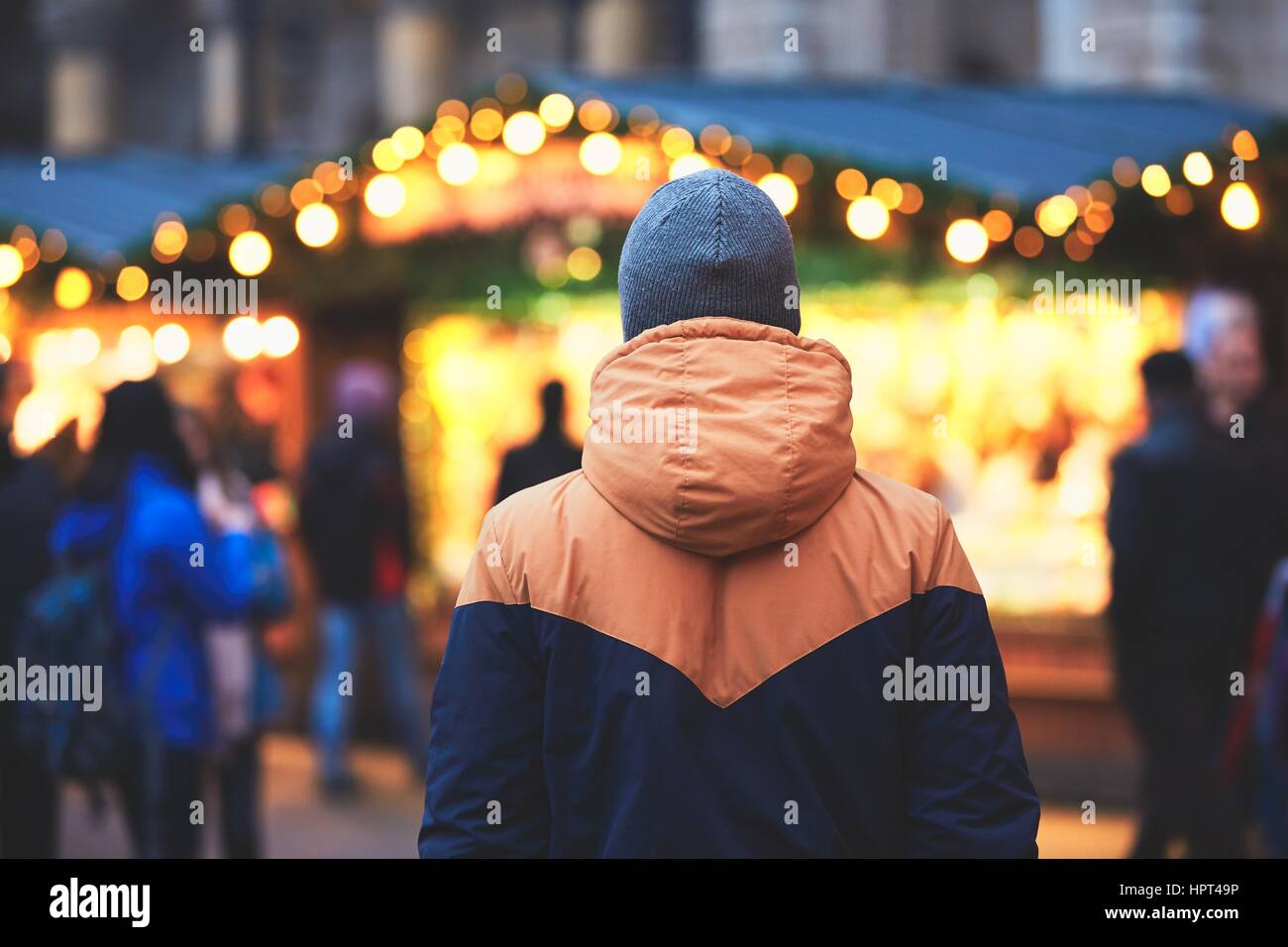 Giovane uomo nel mercato di natale, Vienna, Austria Foto Stock