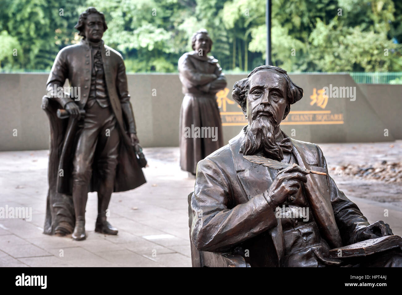 Statua di Charles Dickens al mondo letterario quadrato gigante, Lu Xun Park, Shanghai Foto Stock