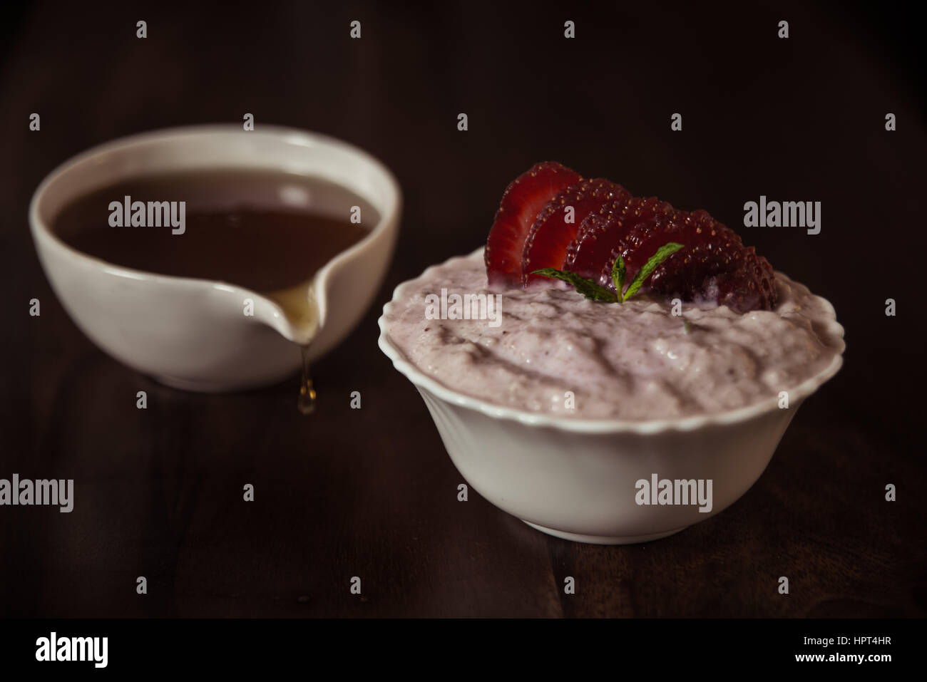 Avene di yogurt alla fragola e miele Foto Stock