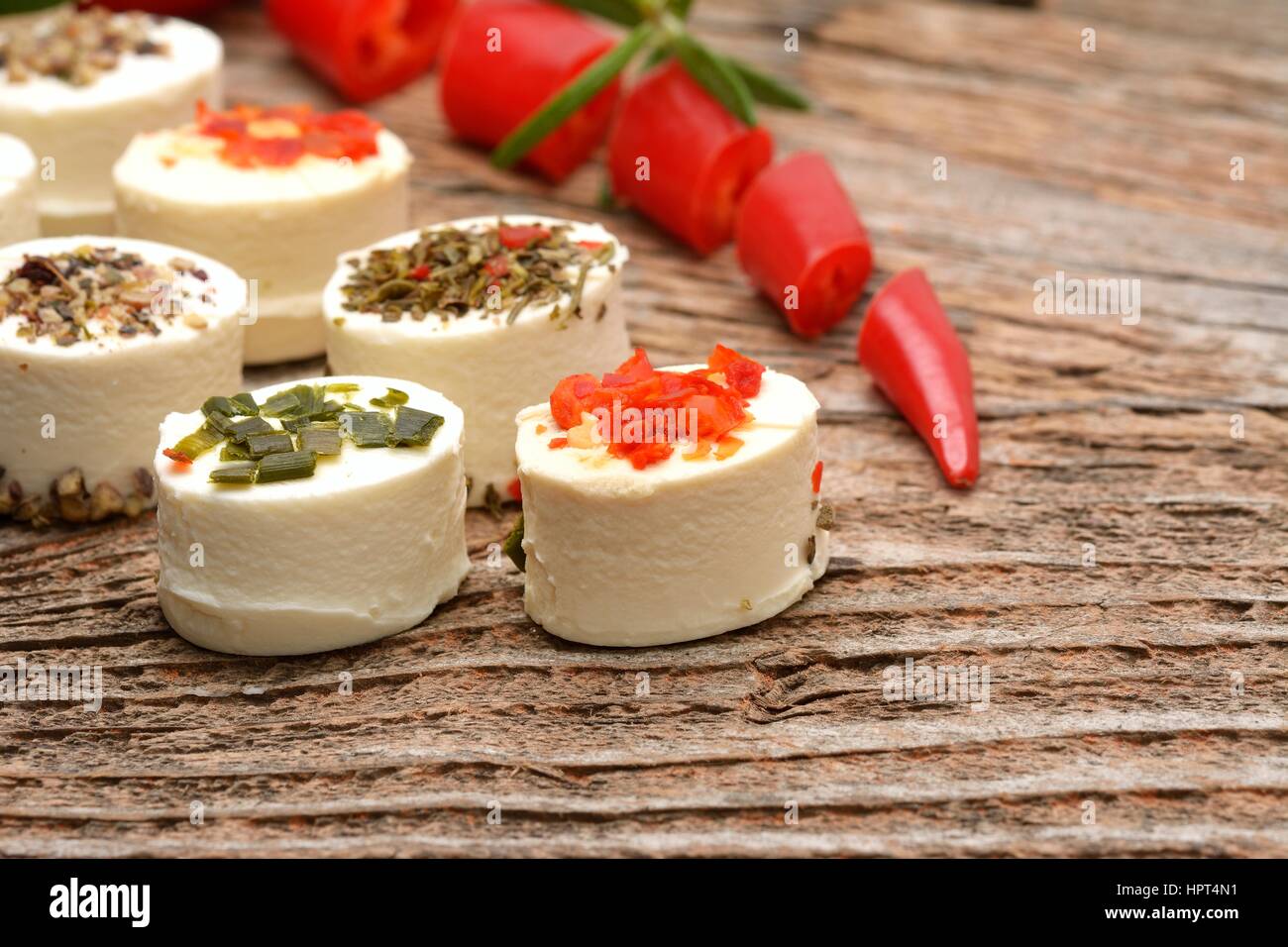 Bruschetta con arrosti di peperone, formaggio di capra, aglio ed erbe aromatiche Foto Stock