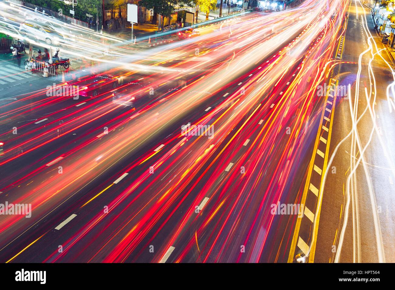 Busy street presso la notte - Bangkok, Thailandia Foto Stock