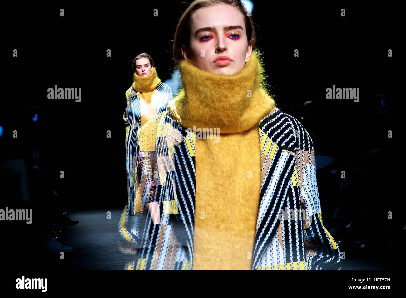 Milano, Italia. Il 23 febbraio, 2017. Un modello presenta una creazione per la casa di moda Byblos durante la Fashion Week di Milano Autunno/Inverno 2017/2018 nel febbraio 23, 2017, a Milano, Italia. (Esposizione Multipla) Credito: Jin Yu/Xinhua/Alamy Live News Foto Stock