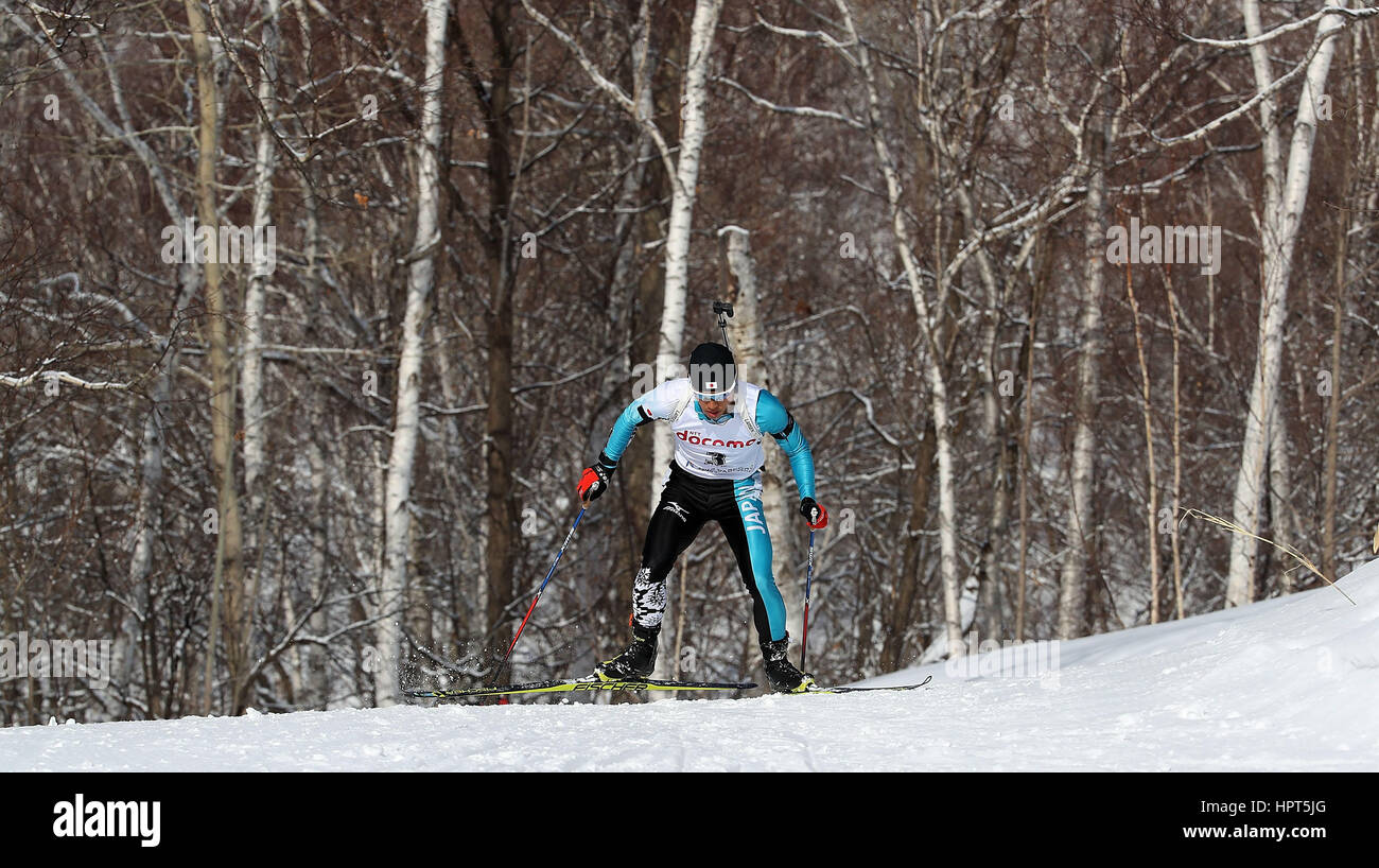 Sapporo, Giappone. 24 Febbraio, 2017. Mikito Tachizaki del Giappone compete durante l'uomo 12.5km sprint di Biathlon di Anterselva al 2017 Sapporo dei Giochi Invernali Asiatici a Sapporo, Giappone, Feb 24, 2017. Credito: Liao Yujie/Xinhua/Alamy Live News Foto Stock