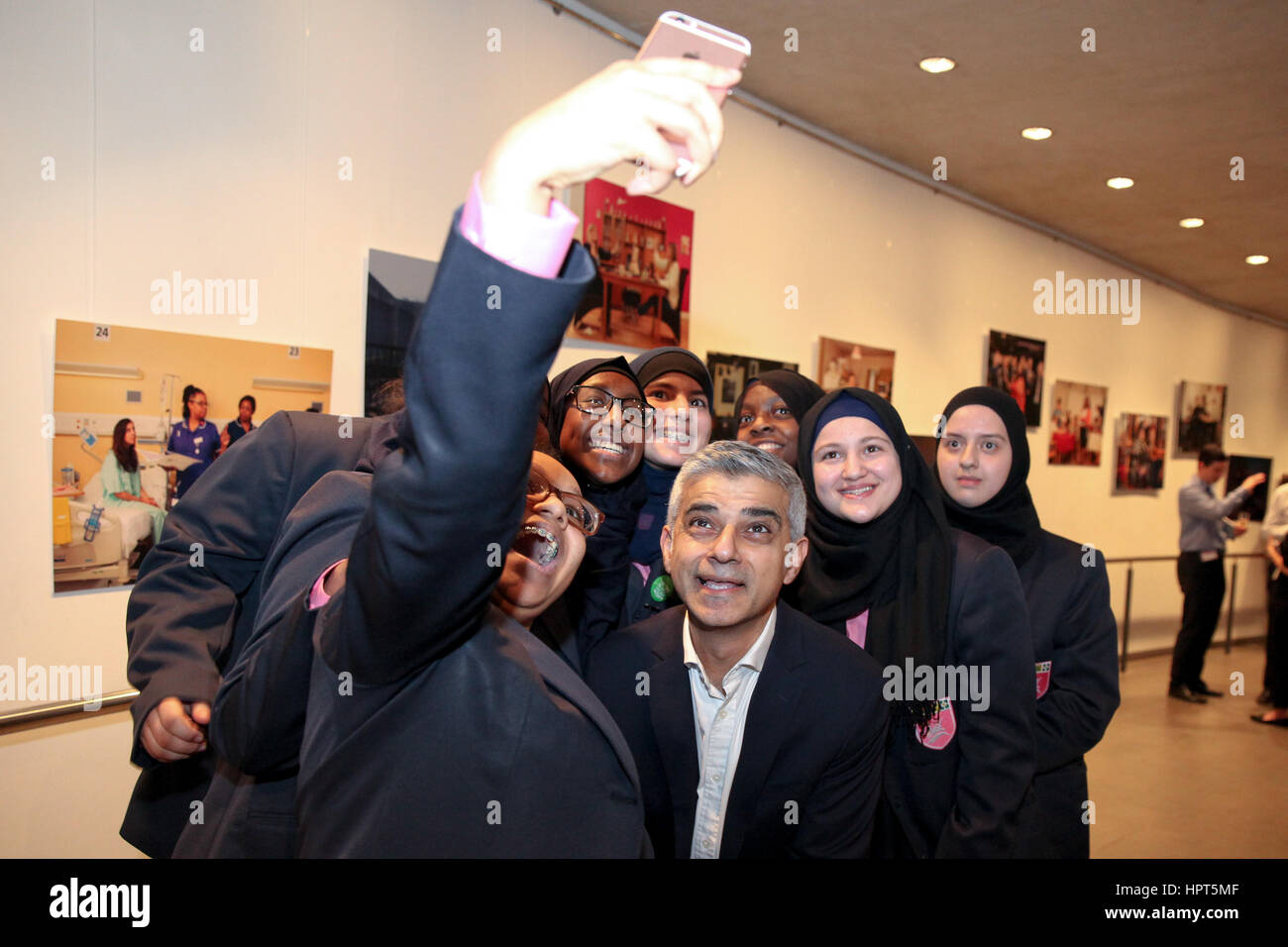 Municipio di Londra, Regno Unito. Il 23 febbraio, 2017. Gli studenti della Accademia Harris Bermondsey prendere un selfe con il sindaco di Londra Sadiq Khan. In vista della Giornata internazionale della donna il prossimo mese il sindaco di Londra Sadiq Khan lancia "identica ma differenti" mostra fotografica, presso il Municipio di Londra per celebrare la diversità di tutte le donne che lavorano nel regno Unito oggi - per condividere le storie di donne le cui voci sono raramente ascoltato. La mostra dura fino a venerdì 10 marzo, compresa la Giornata internazionale della donna (8 marzo). Credito: Dinendra Haria/Alamy Live News Foto Stock