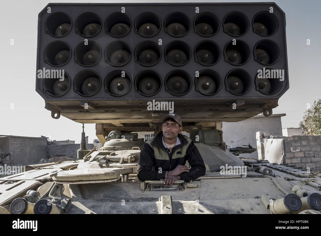 Febbraio 23, 2017 - Mosul, governatorato di Ninive, Iraq - soldato dell'esercito in un mobile rocket launcher veicolo. (Credito Immagine: © Berci Feher via ZUMA filo) Foto Stock