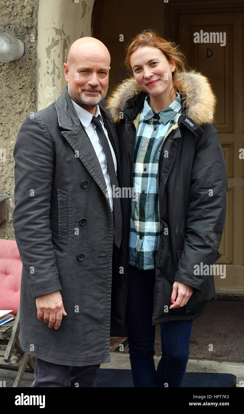 Esclusivo - Attori Christian Berkel (l) e direttore di Theresa von Eltz pongono sul set durante le riprese del ZDF serie criminalità 'Der Kriminalist' in Berlin-Karlshorst, Germania, 20 febbraio 2017. Foto: Jens Kalaene/dpa-Zentralbild/ZB Foto Stock