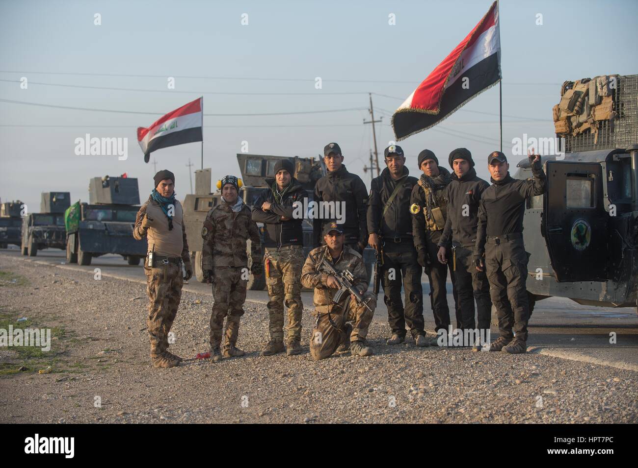 Mosul, Iraq. Il 23 febbraio, 2017. Irachena forze speciali militari posano per una foto di gruppo prima di salire a bordo del loro convoglio per la frontline come l'iraq governo continua a catturare il territorio dalla ISIS Febbraio 23, 2017 a Mosul, Iraq. Le forze irachene sono spostati in western Mosul assumendo il pieno controllo dell'aeroporto internazionale sul bordo sudoccidentale della città. Credito: Planetpix/Alamy Live News Foto Stock