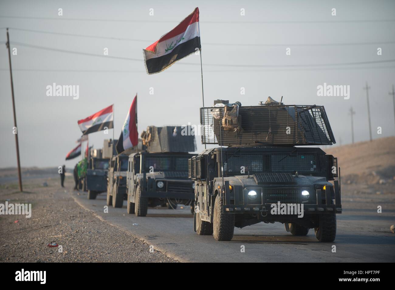 Mosul, Iraq. Il 23 febbraio, 2017. Un iracheno forze speciali teste di convoglio per la frontline come l'iraq governo continua a catturare il territorio dalla ISIS Febbraio 23, 2017 a Mosul, Iraq. Le forze irachene sono spostati in western Mosul assumendo il pieno controllo dell'aeroporto internazionale sul bordo sudoccidentale della città. Credito: Planetpix/Alamy Live News Foto Stock