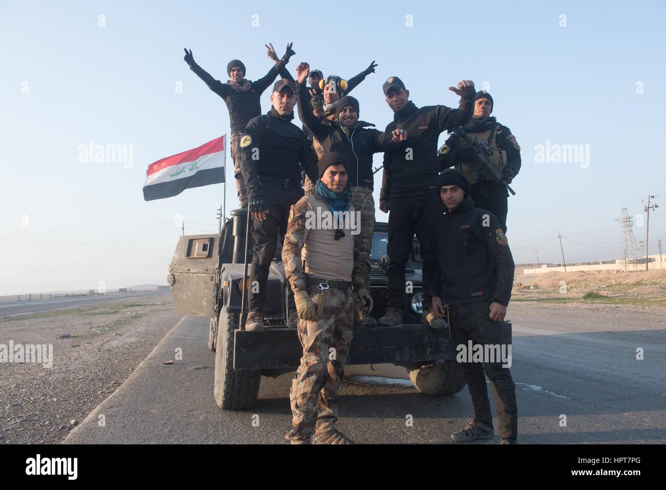 Mosul, Iraq. Il 23 febbraio, 2017. Irachena forze speciali militari posano per una foto di gruppo prima di salire a bordo del loro convoglio per la frontline come l'iraq governo continua a catturare il territorio dalla ISIS Febbraio 23, 2017 a Mosul, Iraq. Le forze irachene sono spostati in western Mosul assumendo il pieno controllo dell'aeroporto internazionale sul bordo sudoccidentale della città. Credito: Planetpix/Alamy Live News Foto Stock