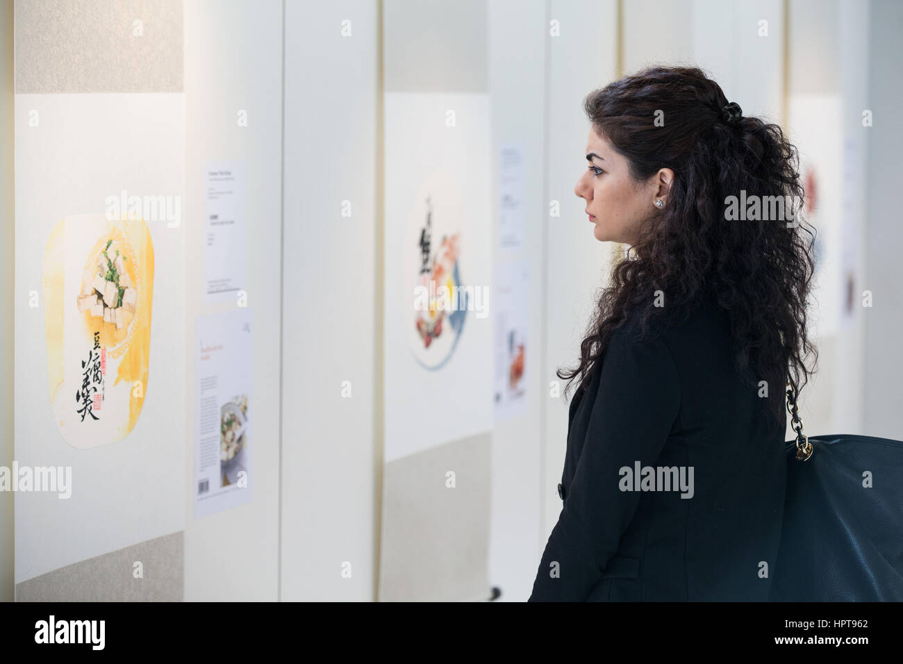 Ginevra, 24 feb. 3 Mar, 2017. Una donna in visita alla mostra di Visual banchetto della cucina Cinese presso il Palais des Nations a Ginevra, Svizzera, Feb 24, 2017. La mostra con il tema della cucina tradizionale cinese si è tenuta a Ginevra il venerdì e durerà fino al 3 marzo 2017. Credito: Xu Jinquan/Xinhua/Alamy Live News Foto Stock