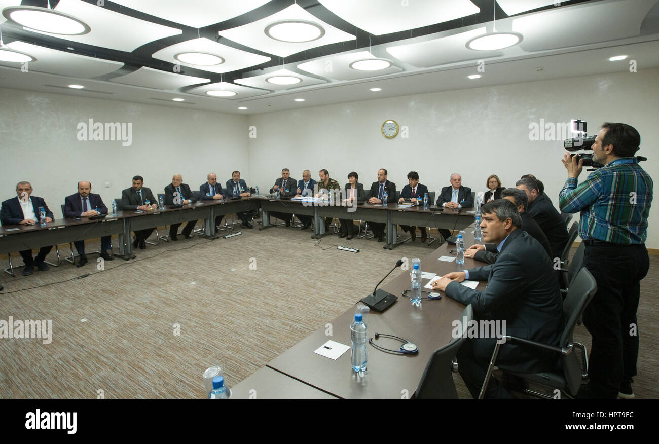 Ginevra, Svizzera. 24 Febbraio, 2017. La siria opposizione della delegazione partecipare ad un incontro di Intra-Syria i colloqui di pace con l inviato speciale dell ONU per la Siria Staffan de Mistura al Palais des Nations a Ginevra, Svizzera, Feb 24, 2017. L'ultimo round di colloqui di pace della Siria ha dato dei calci a fuori di giovedì a Ginevra. Credito: piscina/Xu Jinquan/Xinhua/Alamy Live News Foto Stock