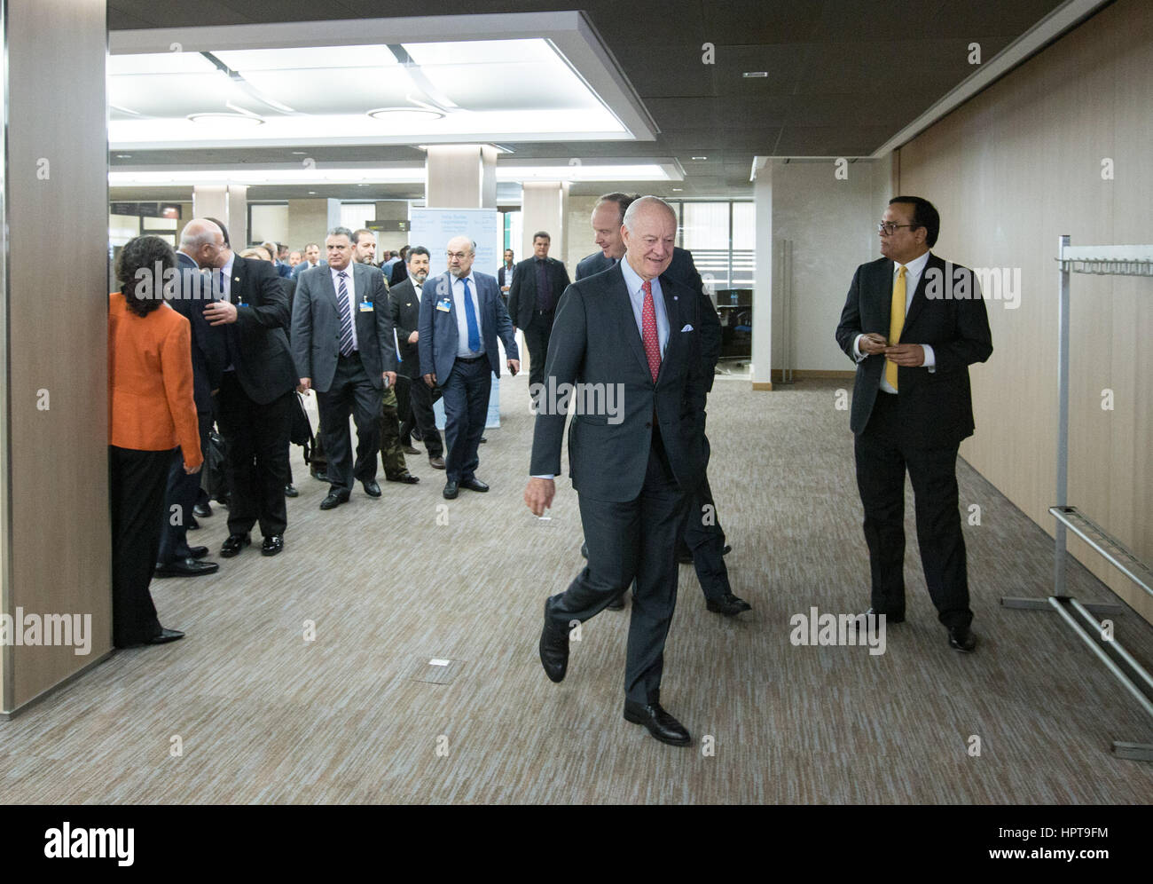 Ginevra, Svizzera. 24 Febbraio, 2017. L inviato speciale dell ONU per la Siria Staffan de Mistura (anteriore) arriva per una riunione di Intra-Syria i colloqui di pace con la Siria opposizione della delegazione presso il Palais des Nations a Ginevra, Svizzera, Feb 24, 2017. L'ultimo round di colloqui di pace della Siria ha dato dei calci a fuori di giovedì a Ginevra. Credito: piscina/Xu Jinquan/Xinhua/Alamy Live News Foto Stock