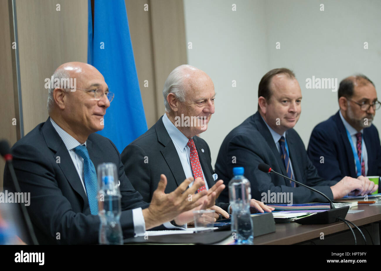 Ginevra, Svizzera. 24 Febbraio, 2017. L inviato speciale dell ONU per la Siria Staffan de Mistura (2 L) partecipa a una riunione di Intra-Syria i colloqui di pace con la Siria opposizione della delegazione presso il Palais des Nations a Ginevra, Svizzera, Feb 24, 2017. L'ultimo round di colloqui di pace della Siria ha dato dei calci a fuori di giovedì a Ginevra. Credito: piscina/Xu Jinquan/Xinhua/Alamy Live News Foto Stock