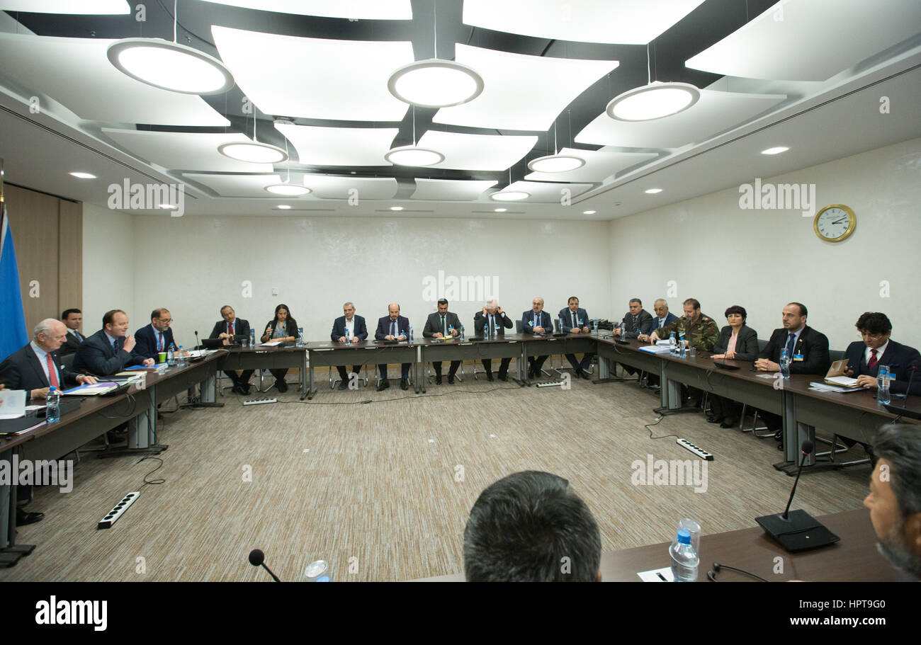 Ginevra, Svizzera. 24 Febbraio, 2017. L inviato speciale dell ONU per la Siria Staffan de Mistura (1L) tiene una riunione di Intra-Syria i colloqui di pace con la Siria opposizione della delegazione presso il Palais des Nations a Ginevra, Svizzera, Feb 24, 2017. L'ultimo round di colloqui di pace della Siria ha dato dei calci a fuori di giovedì a Ginevra. Credito: piscina/Xu Jinquan/Xinhua/Alamy Live News Foto Stock