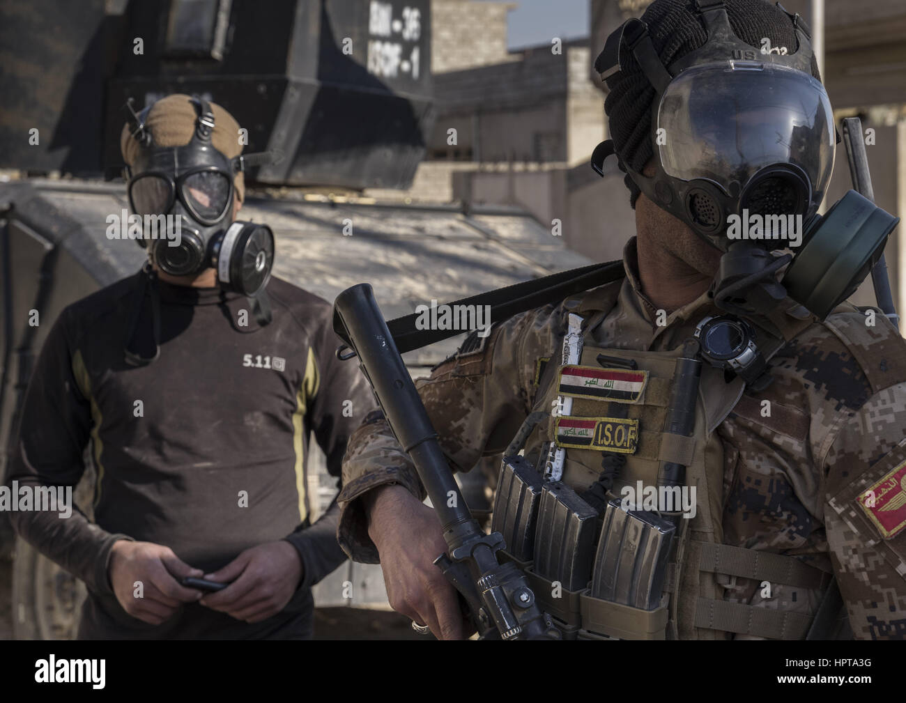 A Mosul, governatorato di Ninive, Iraq. Il 23 febbraio, 2017. Soldati dell'esercito iracheno in una maschera antigas preparativi per la battaglia contro ISIS nelle strade di Mosul. Credito: Berci Feher/ZUMA filo/Alamy Live News Foto Stock