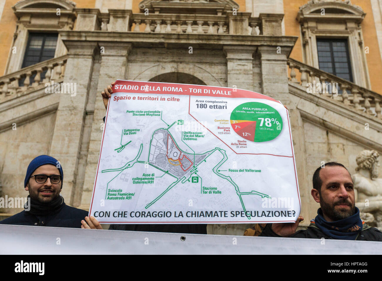 Roma, Italia. 24 Febbraio, 2017. Come Roma football club tifosi tenere un rally in piazza del Campidoglio per protestare contro i funzionari della città oltre a lungo ritardata dei piani per un nuovo stadio. Roma patrimonio della soprintendenza dichiarare la proposta di stadium sito come sito di "storico valore architettonico". Credito: Giuseppe Ciccia/Alamy Live News Foto Stock