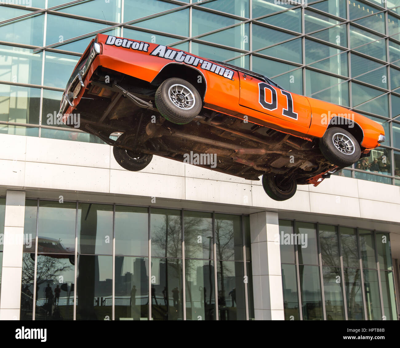 Detroit, STATI UNITI D'AMERICA. 24 Febbraio, 2017. Il Generale Lee auto, un  Dodge Charger dai duchi di Hazzard show televisivo, airborn in un salto  acrobatico, nella parte anteriore del Centro di Cobo