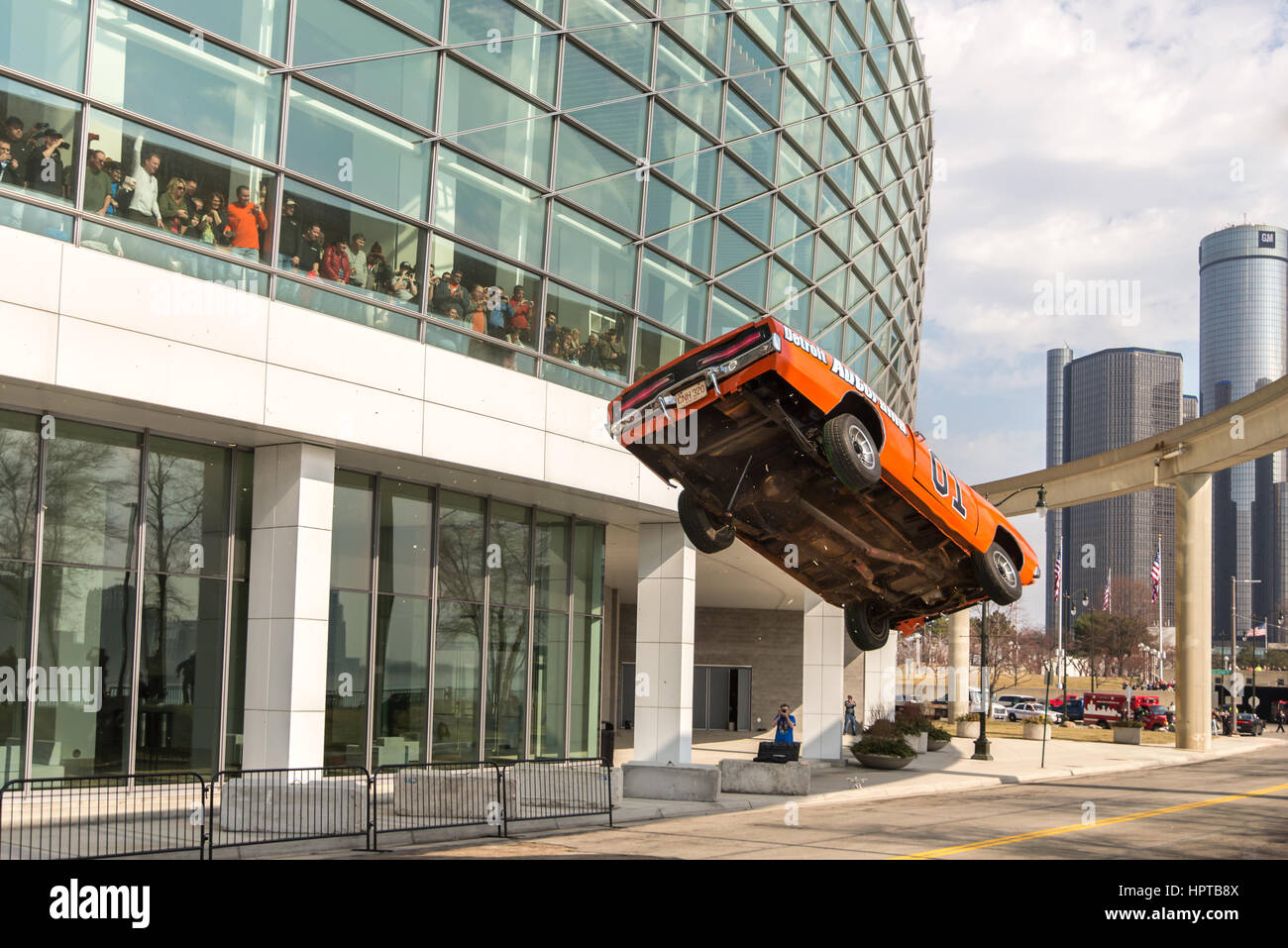 Detroit, STATI UNITI D'AMERICA. 24 Febbraio, 2017. Il Generale Lee auto, un Dodge Charger dai duchi di Hazzard show televisivo, airborn in un salto acrobatico, nella parte anteriore del Centro di Cobo, al Detroit Autorama hot rod show. Credito: Steve Lagreca/Alamy Live News. Foto Stock