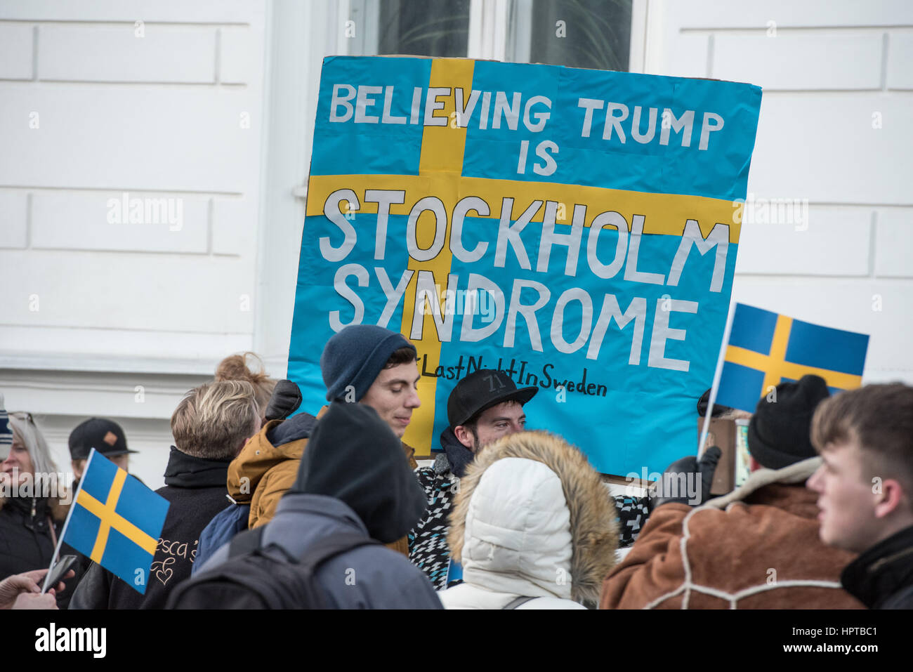 Una stima di 100 persone raccolte al di fuori dell'Ambasciata Svedese a Copenaghen venerdì, per prendere parte a una simulazione di memorial a mostrare solidarietà con la Svezia nel corso di un evento che non era mai accaduto. La settimana scorsa il presidente statunitense Donald Trump ha detto, "guardare a ciò che è accaduto la scorsa notte in Svezia" durante un discorso condannando l'immigrazione musulmana nei paesi occidentali. Perplesso svedesi hanno sostenuto che la serata in questione era tranquillo. Per evidenziare l'errore, l'artista danese Artpusher ha organizzato una veglia mock. Foto Stock